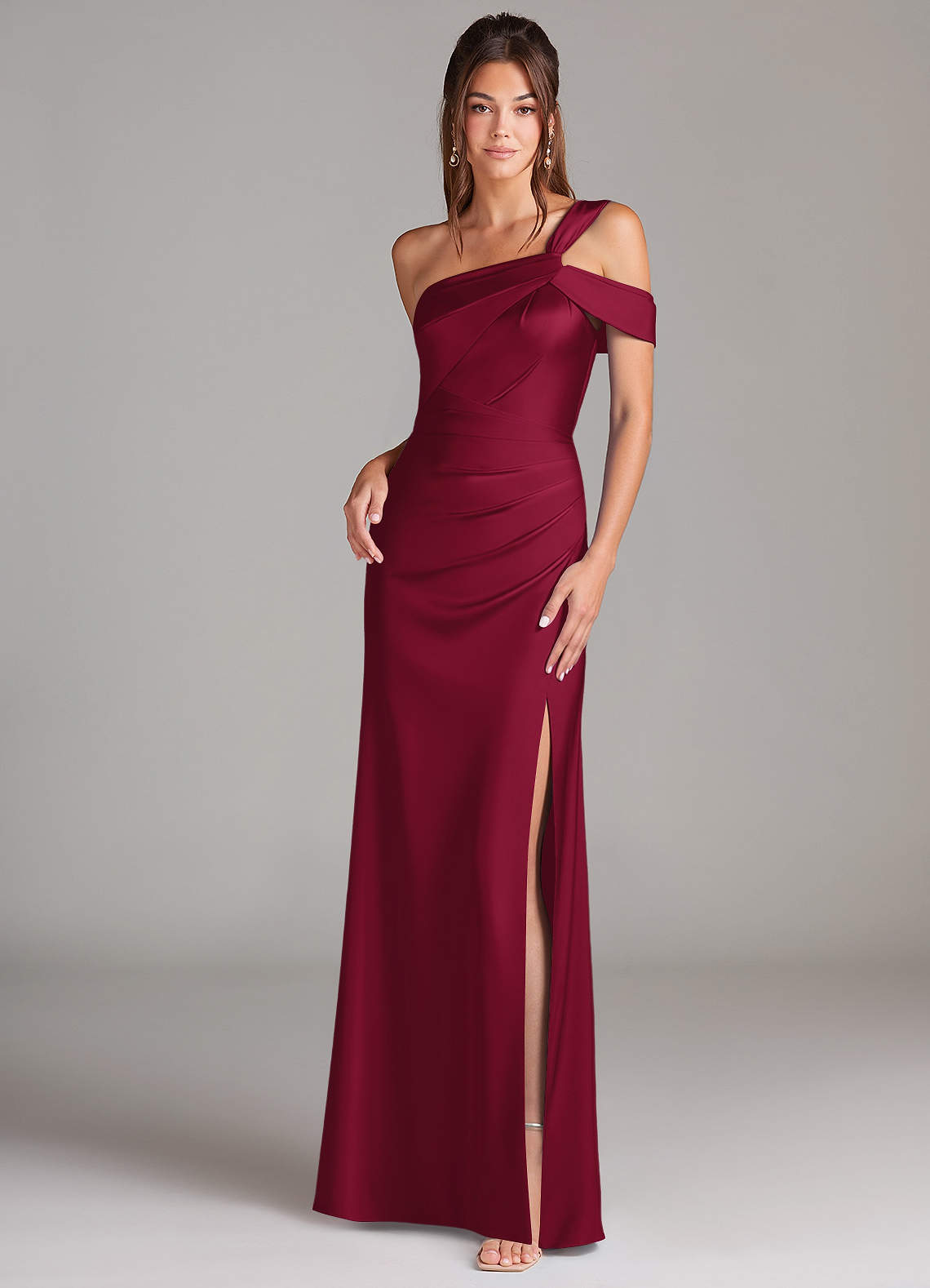 Azazie Wynter Jurken voor bruidsmeisjes Jurk van Stretch Satijn met Kolom Off the Shoulder Bourgondië image1