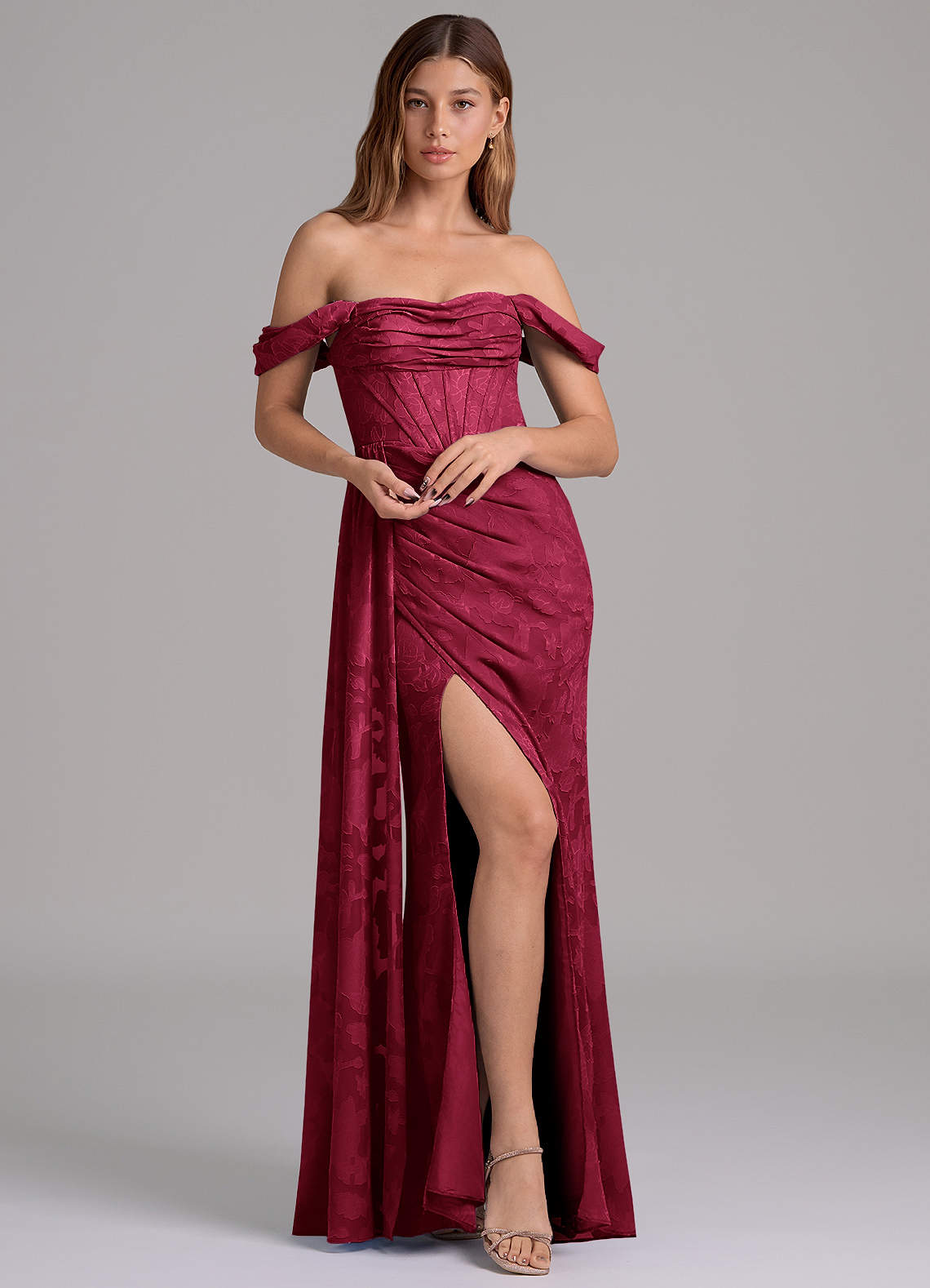 Azazie Amyra Jurken voor bruidsmeisjes Converteerbaar Jurk van Bloemen Burn-out met Zeemeermin Off the Shoulder Bourgondië image1