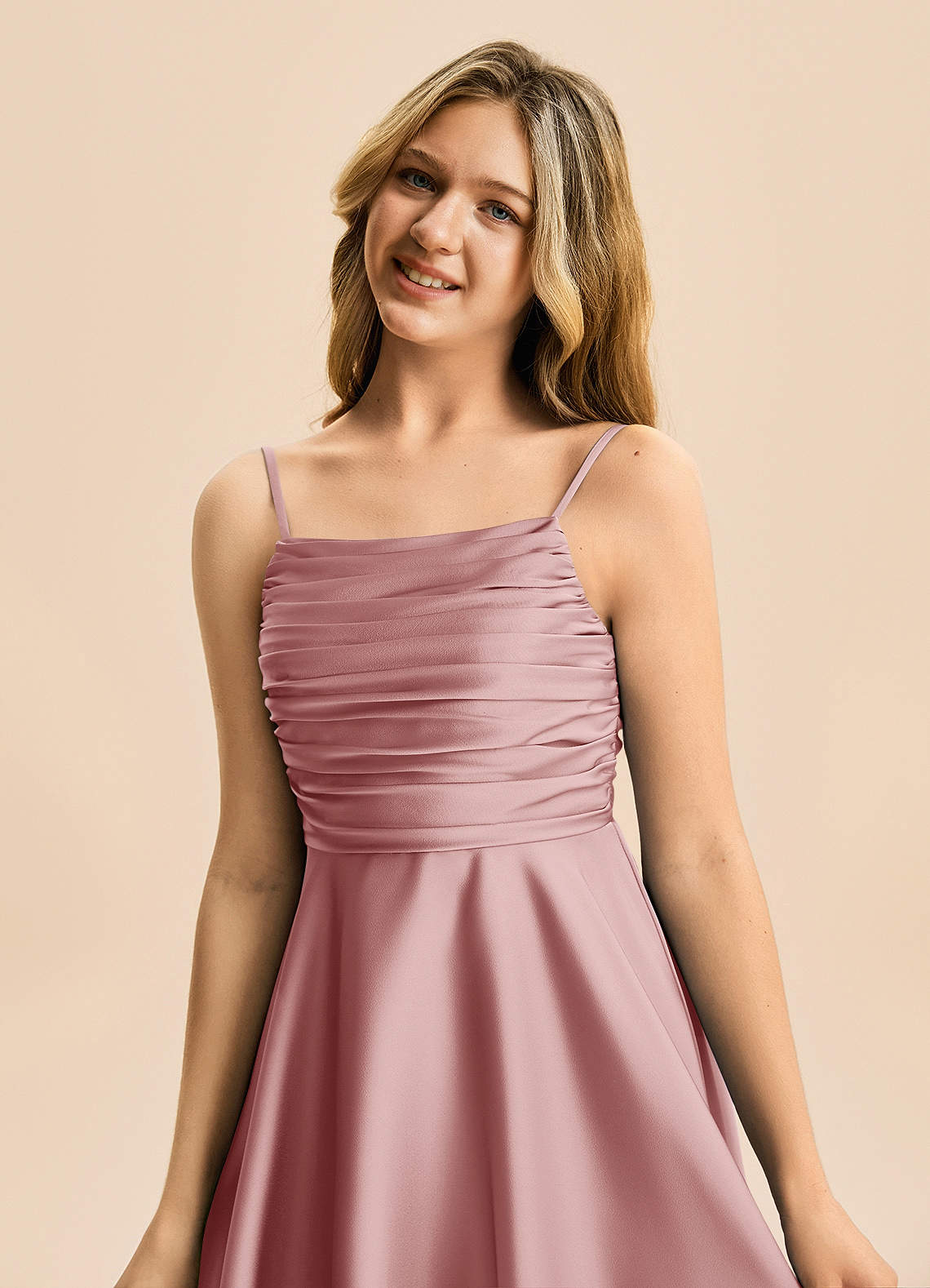 Azazie Miko Junior Robe Trapèze en Satin extensible Plissée Rose Poussiéreuse image7