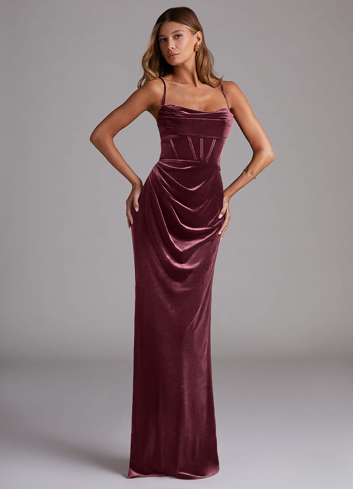 Azazie Mai Vestidos de damas de honor Vestido de Frambuesa de terciopelo de Corte Recto con Escote de Corazón image1