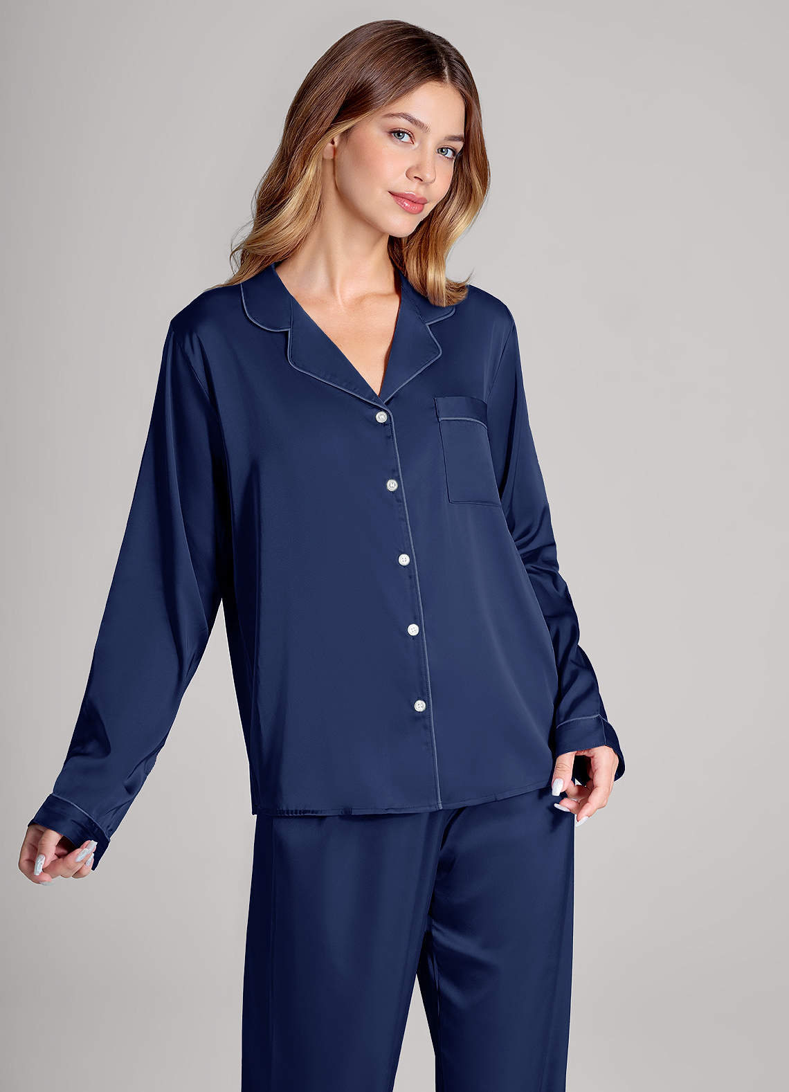 front Conjunto de pijama de satén con mangas largas y pantalones a juego