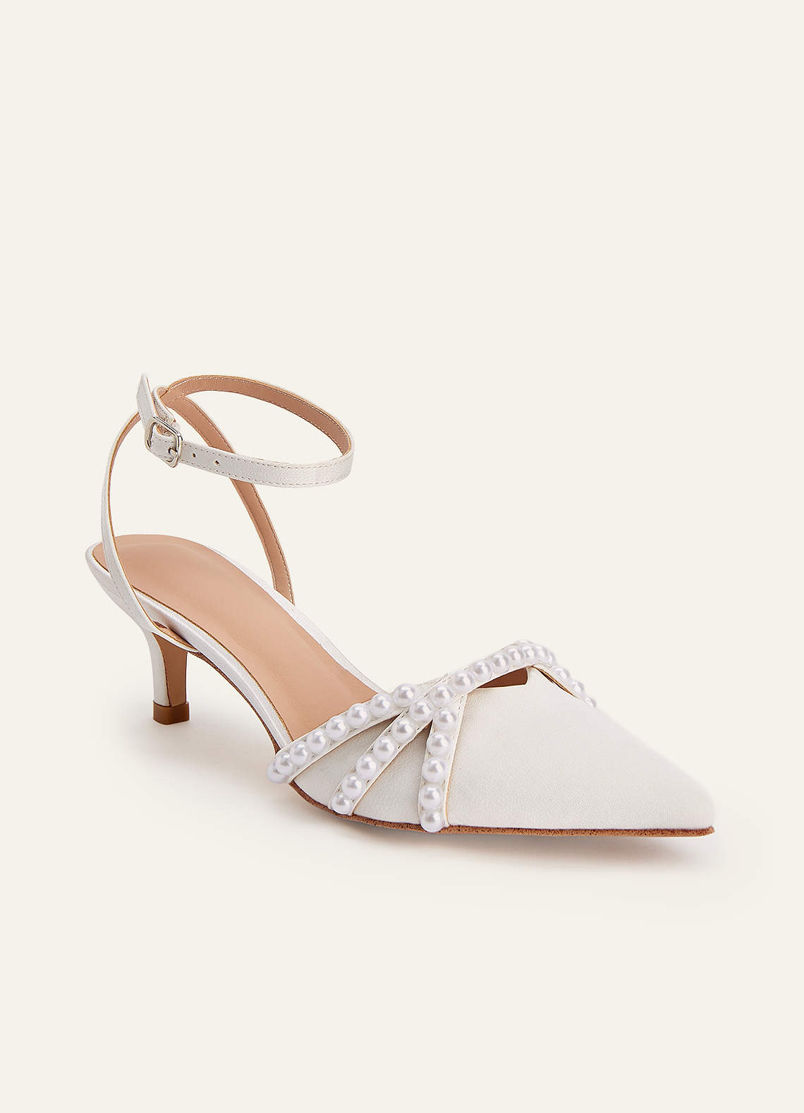 front Sapato de salto baixo com bico fino e pérolas em cetim metálico