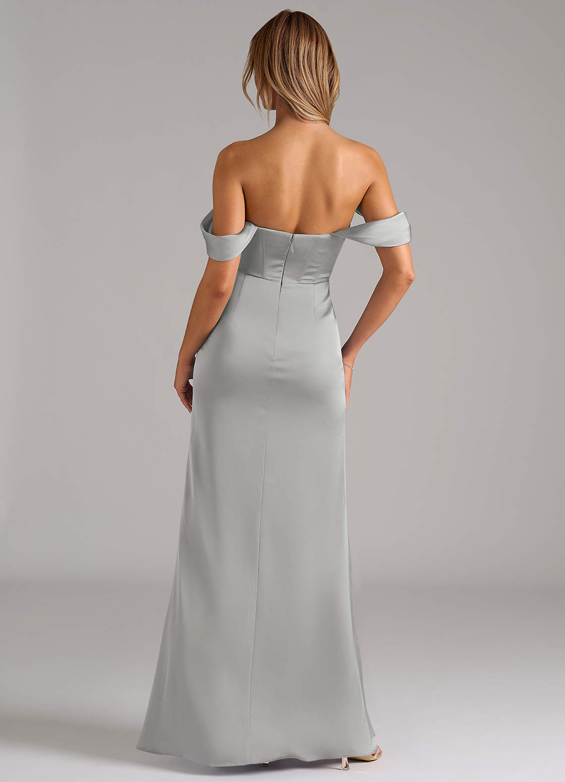 Azazie Johana Robes de demoiselle d'honneur Robe Sirène Convertible en Satin extensible Épaule décolletée Argent image3