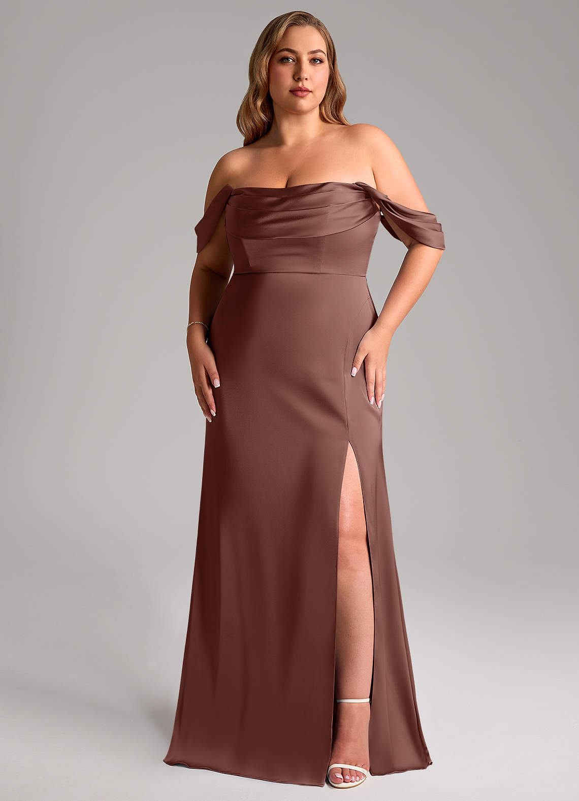 Azazie Saige Vestidos de madrinha de casamento Vestir Café Expresso de Cetim elástico de Bainha com Fora do ombro image10