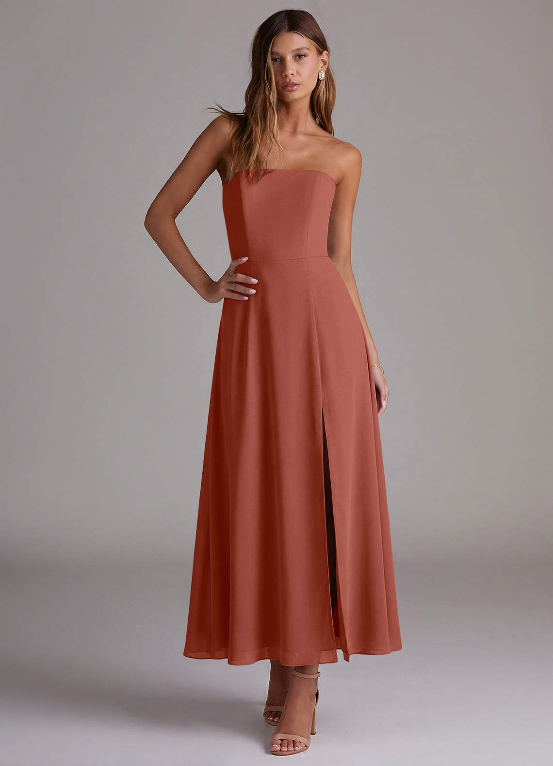 Azazie Wren Vestidos de madrinha de casamento Vestido Castanho Aloirado de Chiffon de Linha A com Sem alças image4