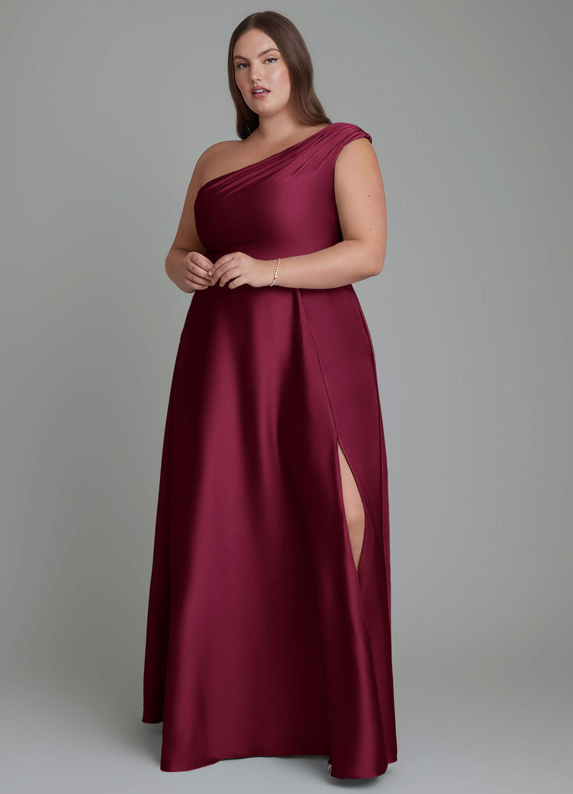 Azazie Melanie Vestidos de damas de honor Vestido Borgoña de Satén Elástico de Línea A con Hombros descubiertos image1