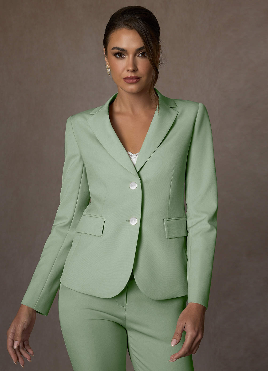 front Whitney Salvia Polvorienta Blazer elástico estructurado