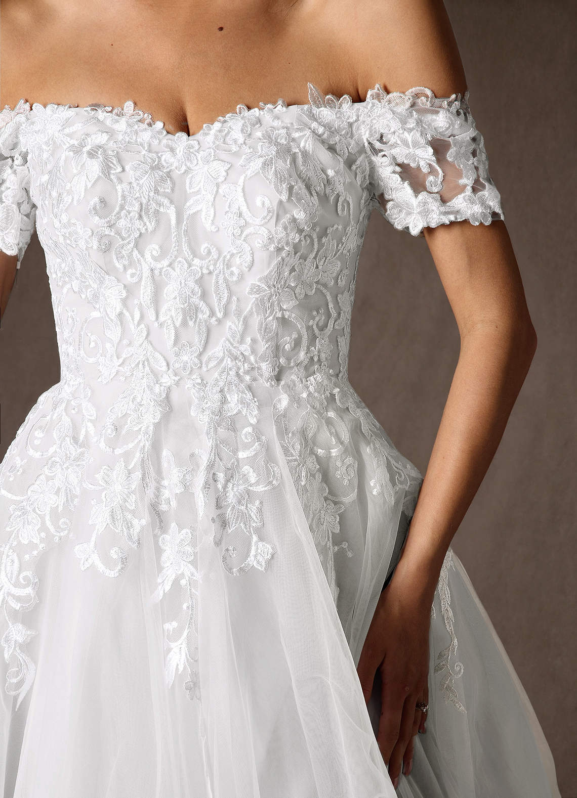Azazie Rowe Vestidos de noiva Vestido Diamante Branco de Renda de Linha A com Fora do ombro image8