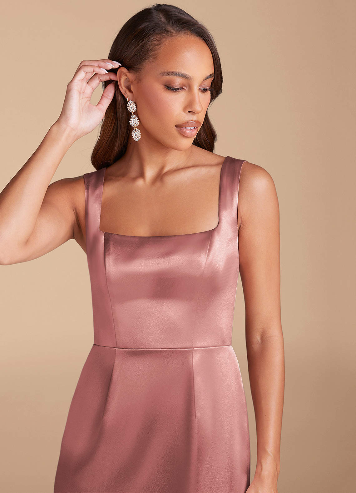 Azazie Flori Robes de demoiselle d'honneur Robe Fourreau en Satiné métallisé Fente Latérale Rose Poussiéreuse image1