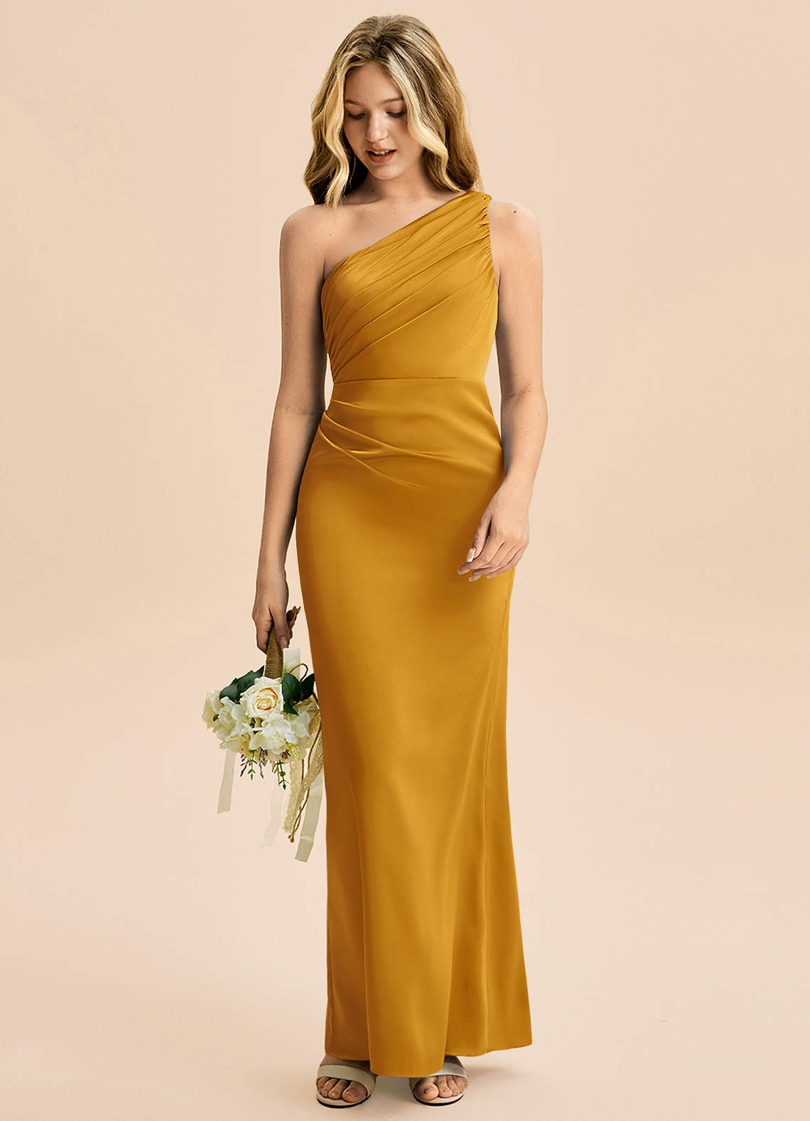 Azazie Akilah Junior Robe Fourreau en Satin extensible Plissée Caramel écossais image2