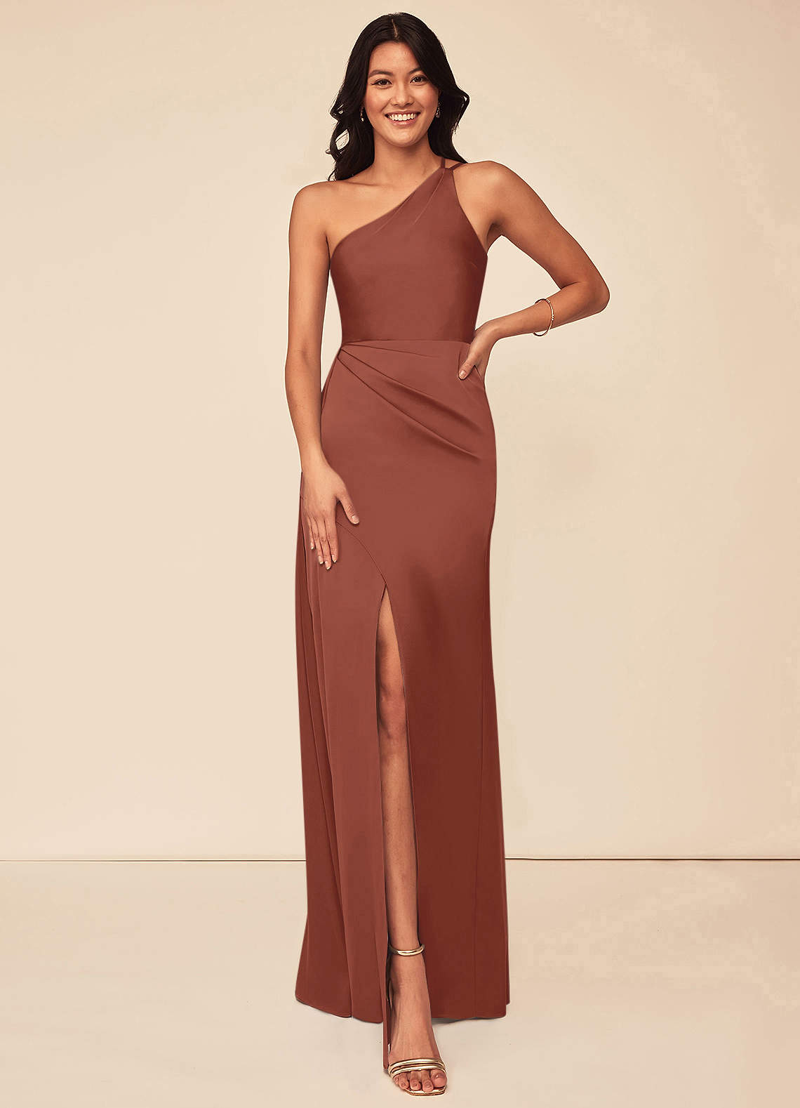 Azazie Maron Robes de demoiselle d'honneur Robe Trapèze en Satin extensible Epaule unique Auburn image1