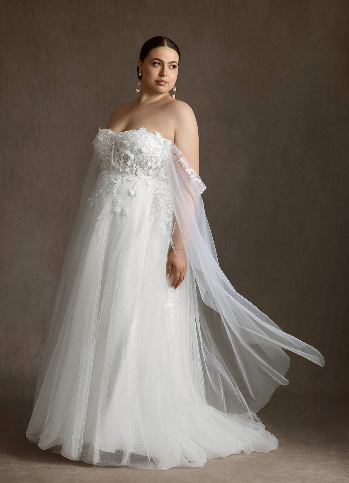 Azazie Wynery Robes de mariée Robe Princesse en Dentelle Épaules dénudées Blanc De Diamant image1