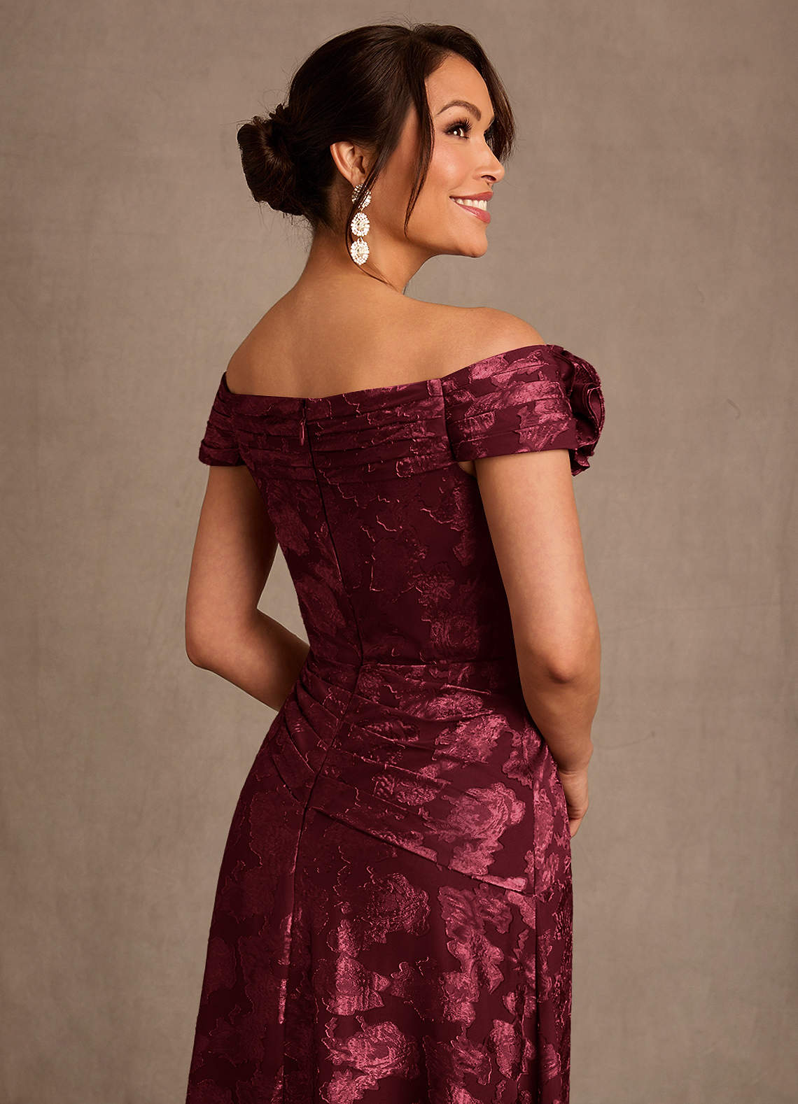 Azazie Bernadette Vestidos para mãe da noiva Vestido Cabernet de Esgotamento Floral de Linha A com Fora do ombro image4