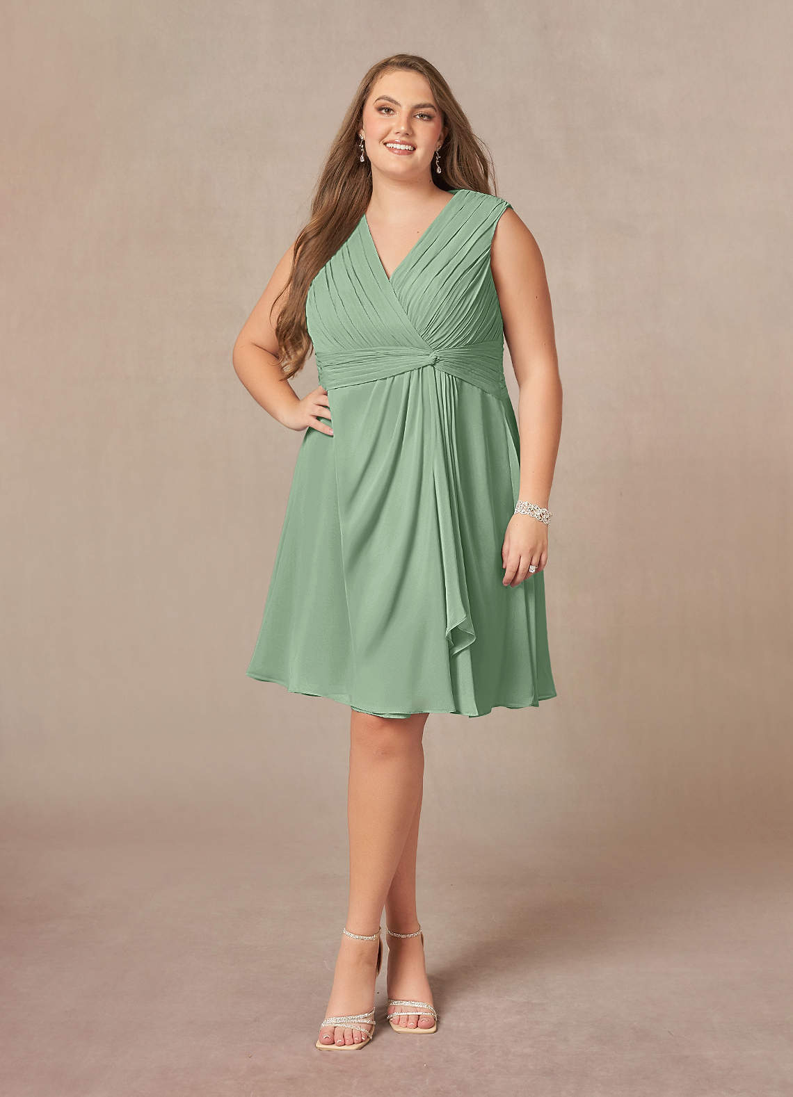 Azazie Theron Mère de la mariée Robes Robe Trapèze en Mousseline de soie Col V plissé Matcha image1