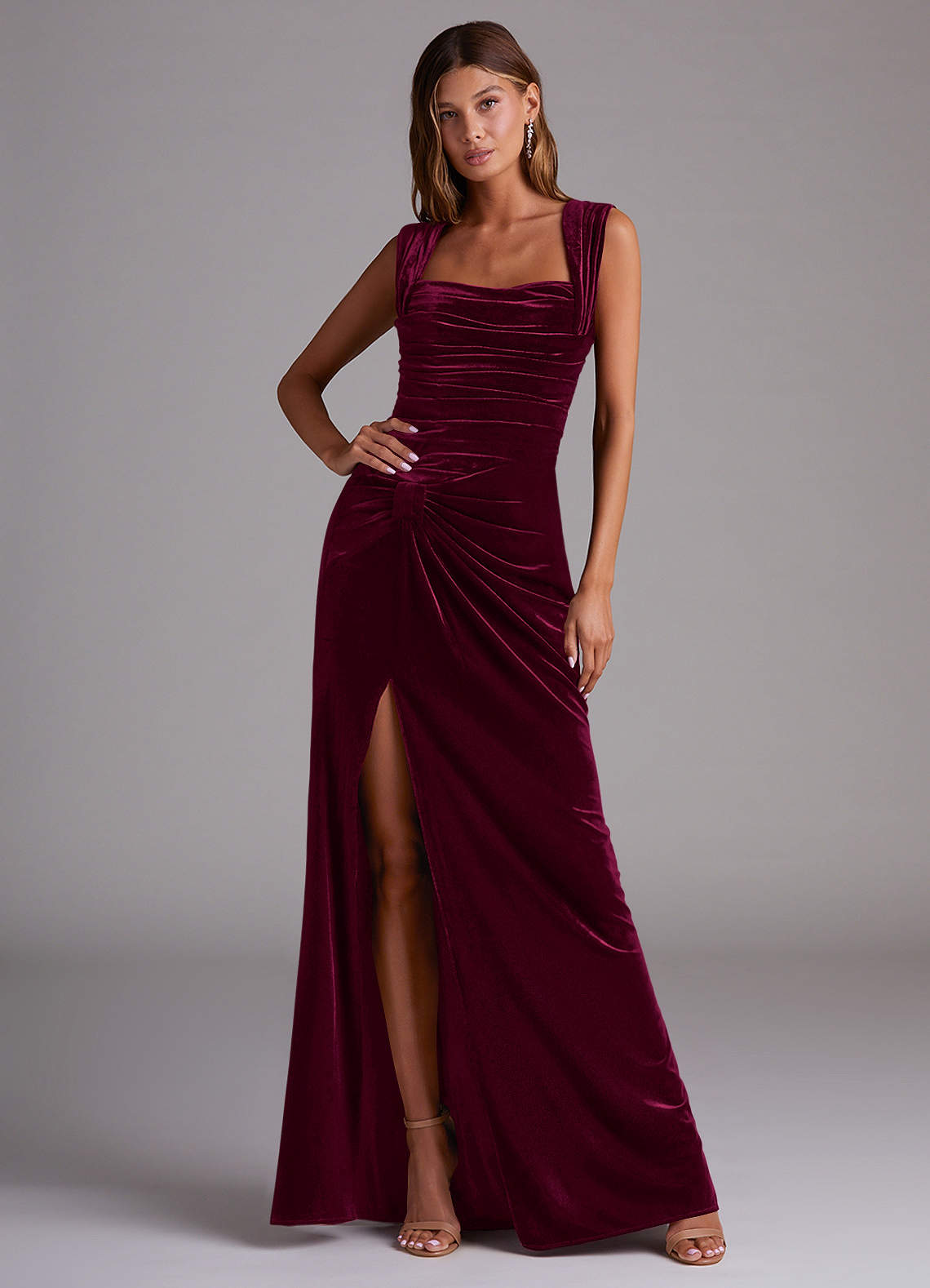 Azazie Genesis Vestidos de damas de honor Vestido de Cabernet de terciopelo de Corte Recto con Plisado image1