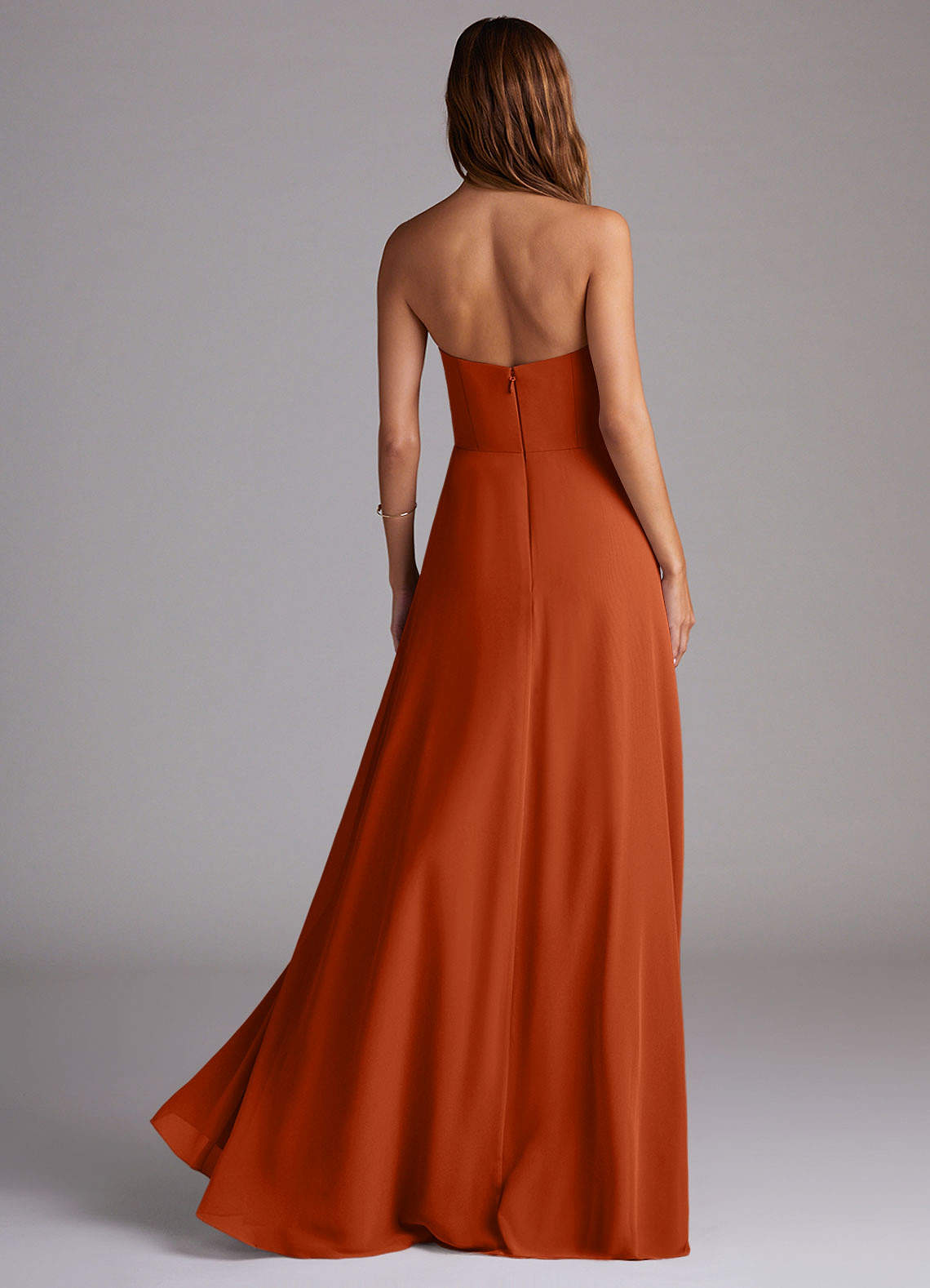 Azazie Wren Essayer des robes à la maison Robe Trapèze Convertible en Mousseline de soie Fente Latérale Auburn image1