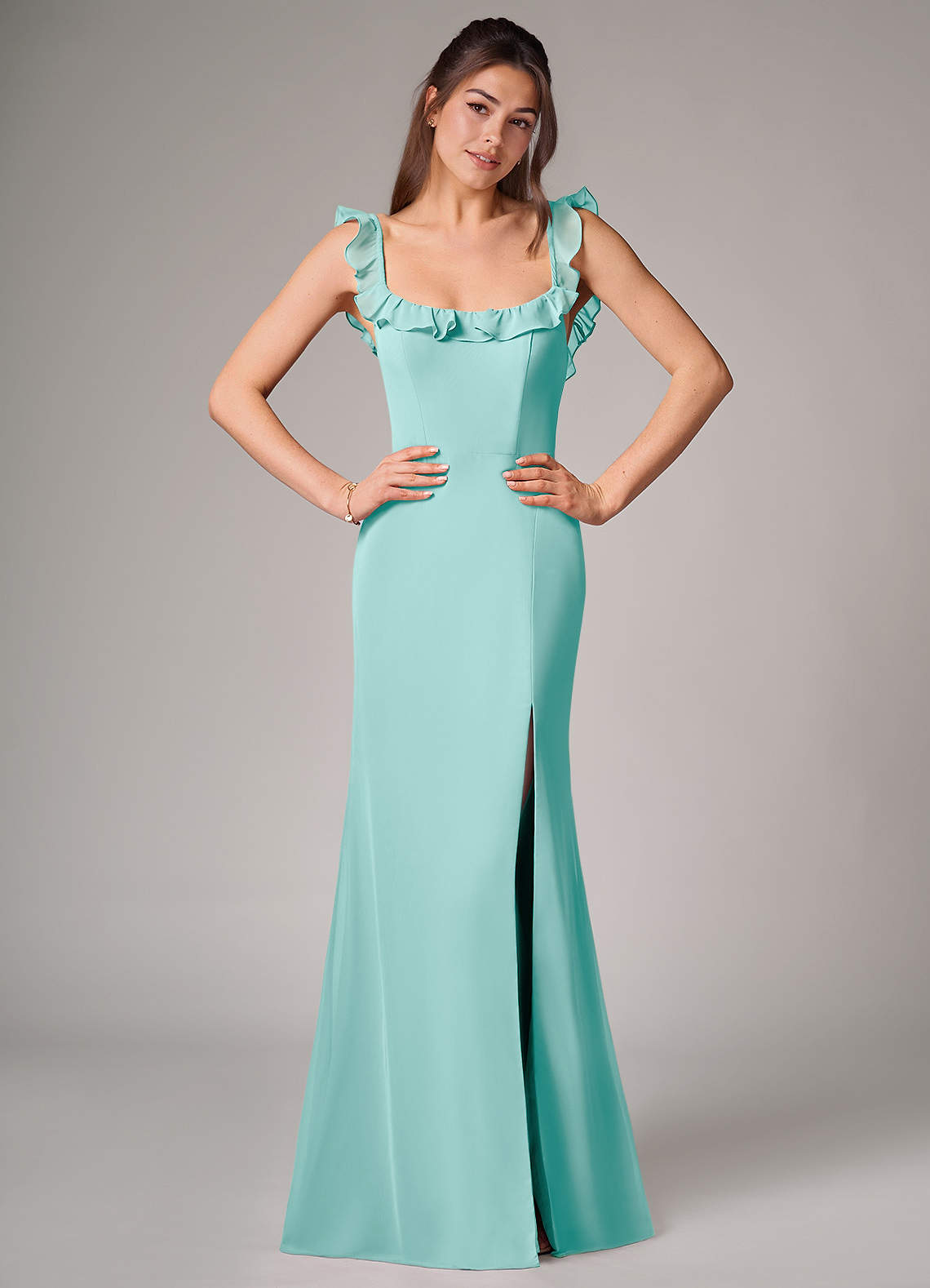 Azazie Callie Vestidos de damas de honor Vestido de Aqua de Gasa de Corte Sirena Convertible con Corte Lateral image1