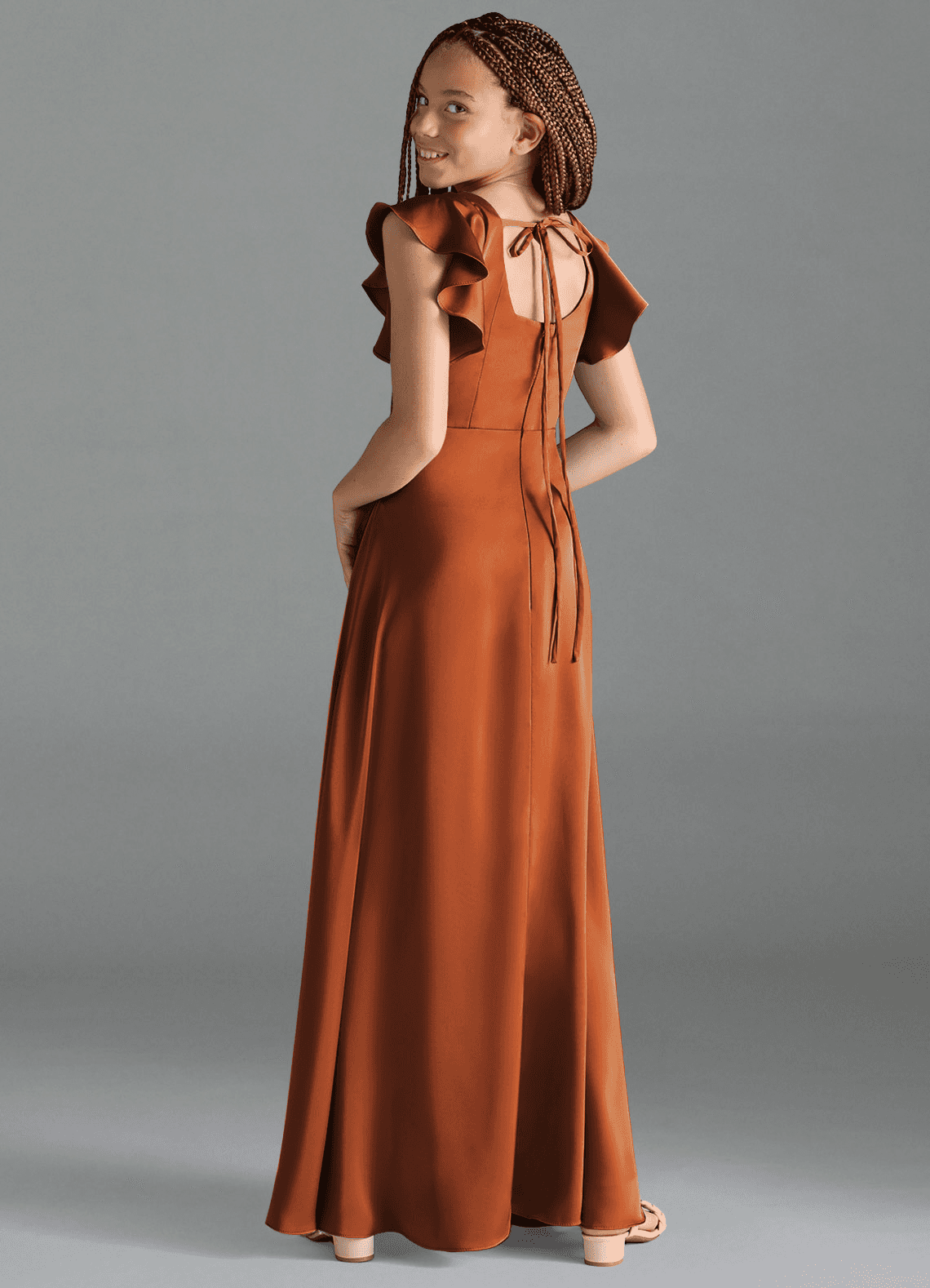 Azazie Bondi Junior Vestido Canela de Cetim elástico de Linha A com Fenda Lateral image4