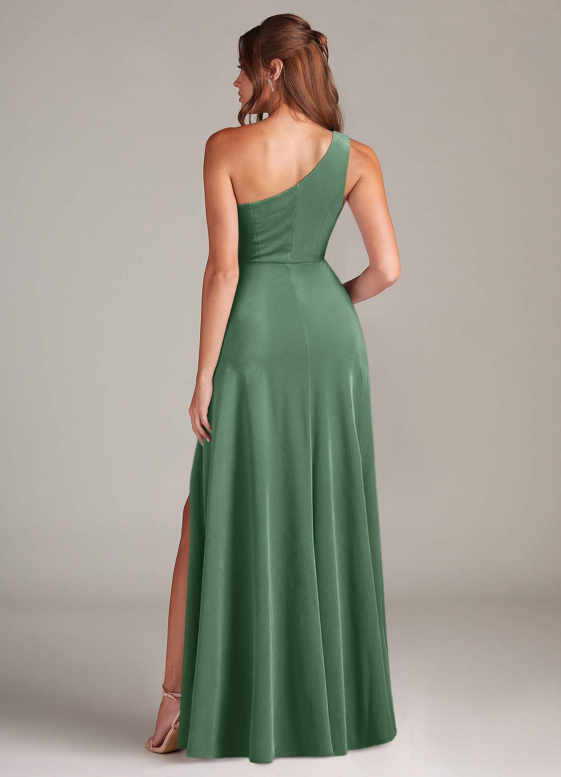 Azazie Brooke Robes de demoiselle d'honneur Robe Trapèze en velours Une épaule Eucalyptus image4