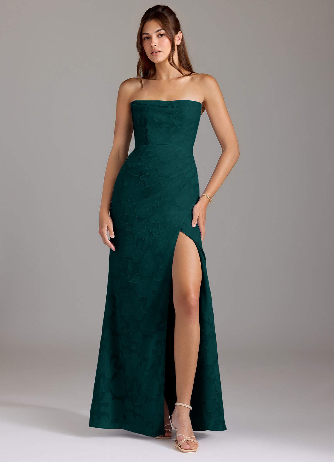 Azazie Leonis Robes de demoiselle d'honneur Robe Fourreau Convertible en Blumen-Burnout Sans bretelle Vert Pin image1