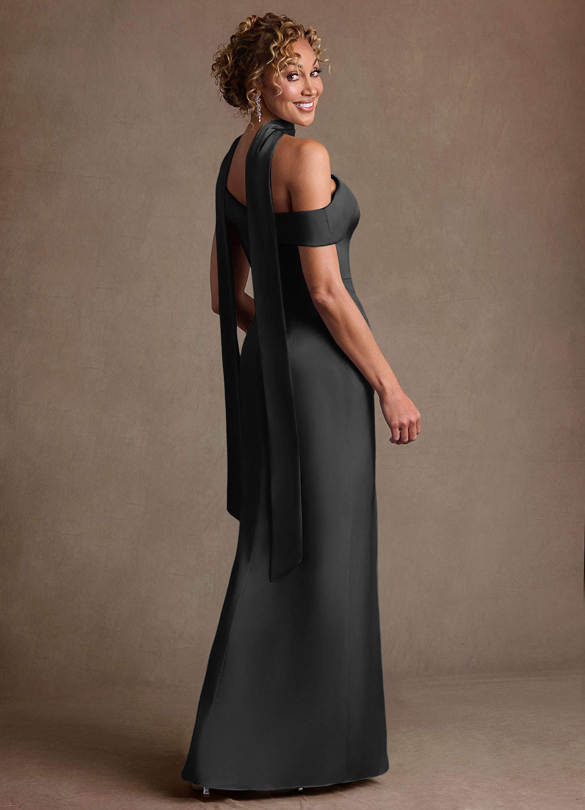 Azazie Kamala Vestidos para mãe da noiva Vestido Preto de Cetim elástico de Bainha com Um ombro image4