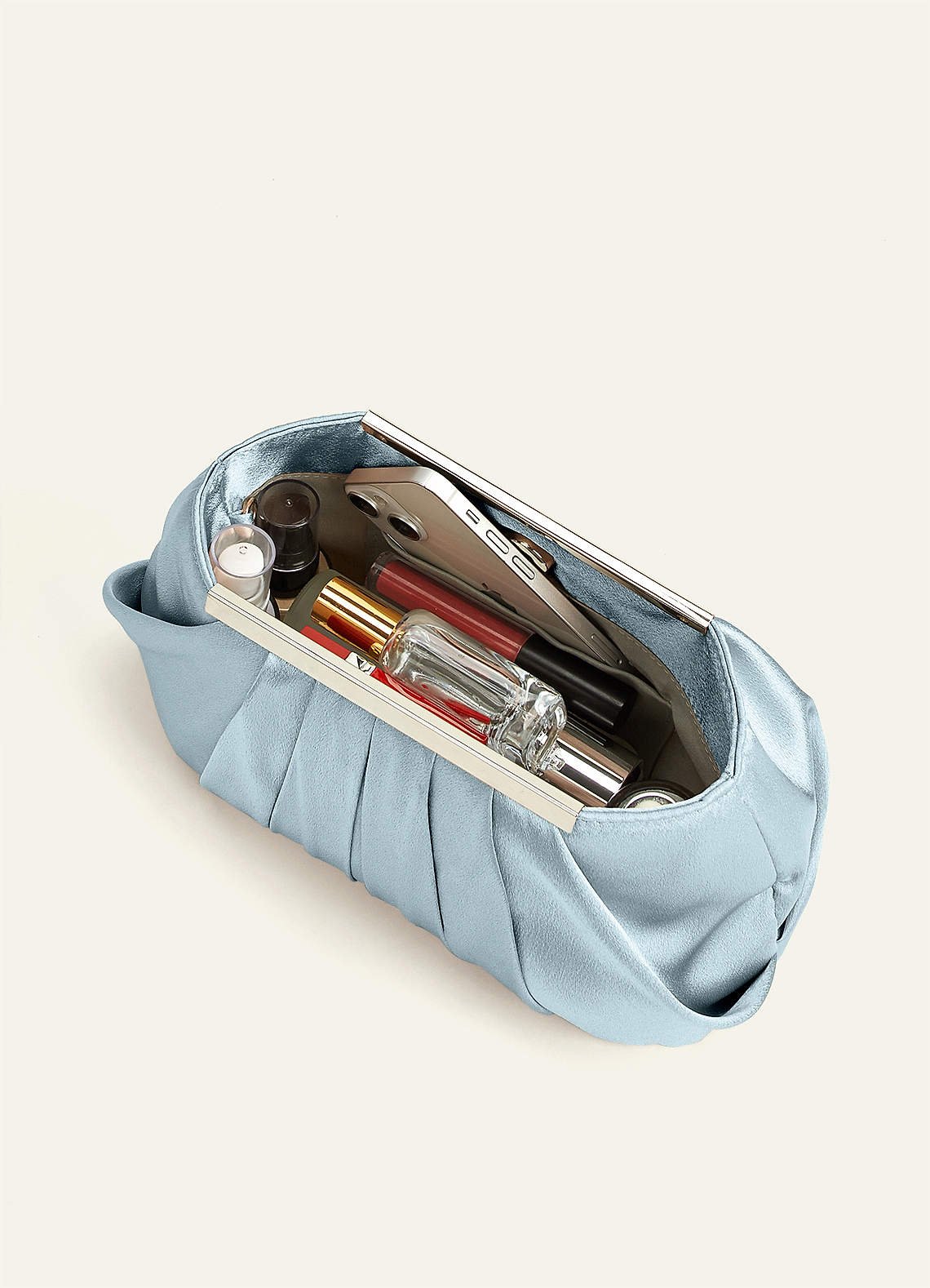 front Clutch plisado de satén metálico a juego