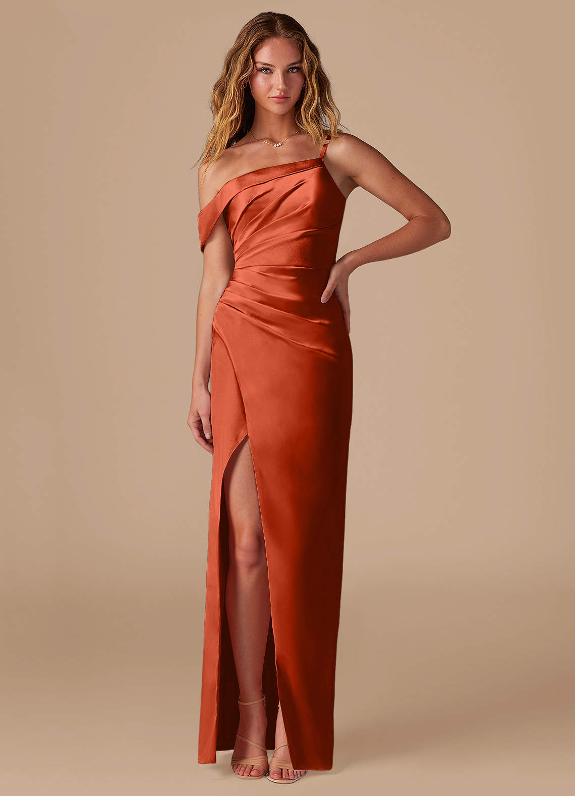 Azazie Lia Robes de demoiselle d'honneur Robe Fourreau en Satiné métallisé Épaule décolletée Paprika image1