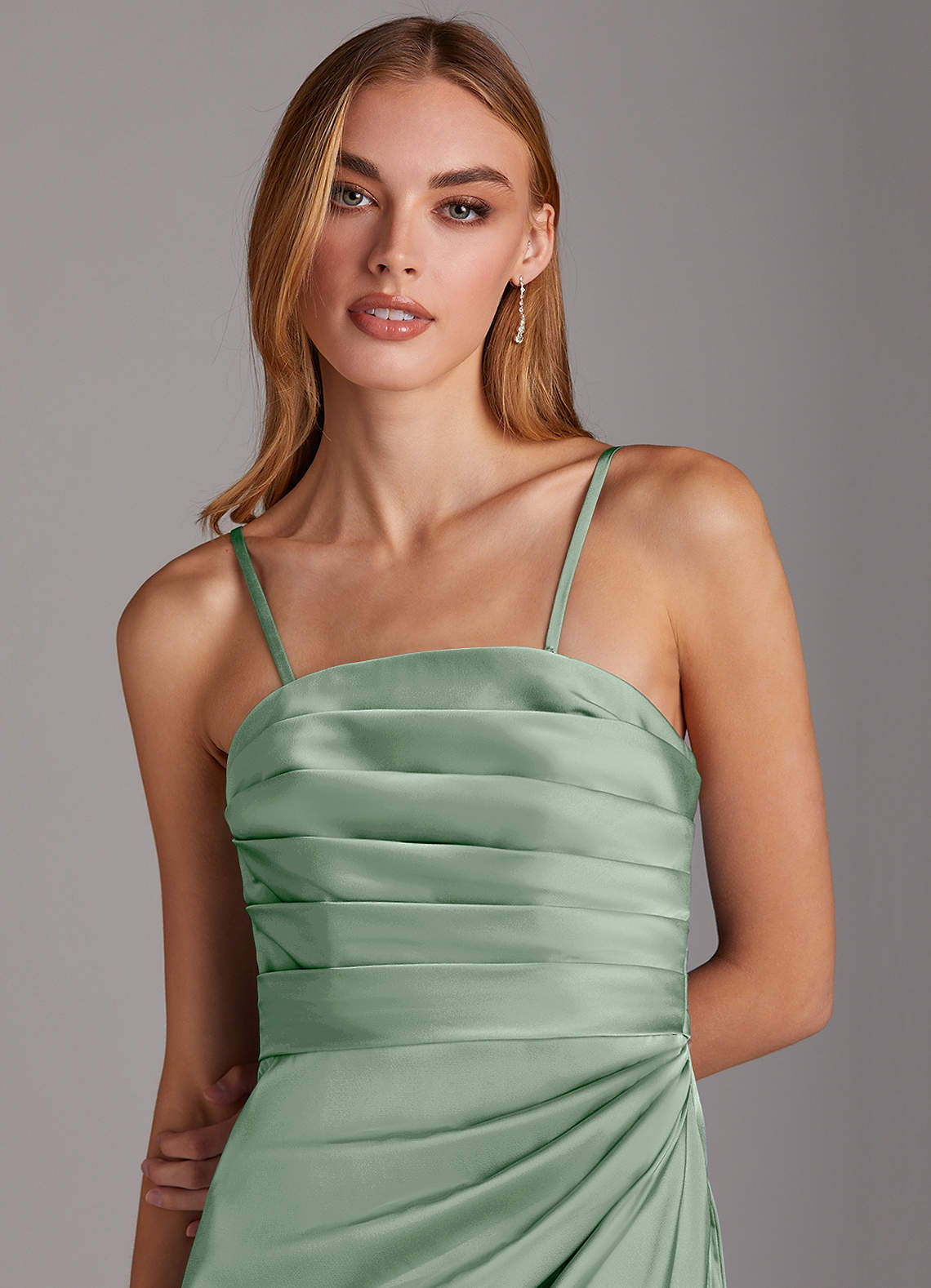 Azazie Lexie Vente Finale Robe Fourreau Convertible en Satin extensible Sans bretelle Agave image1