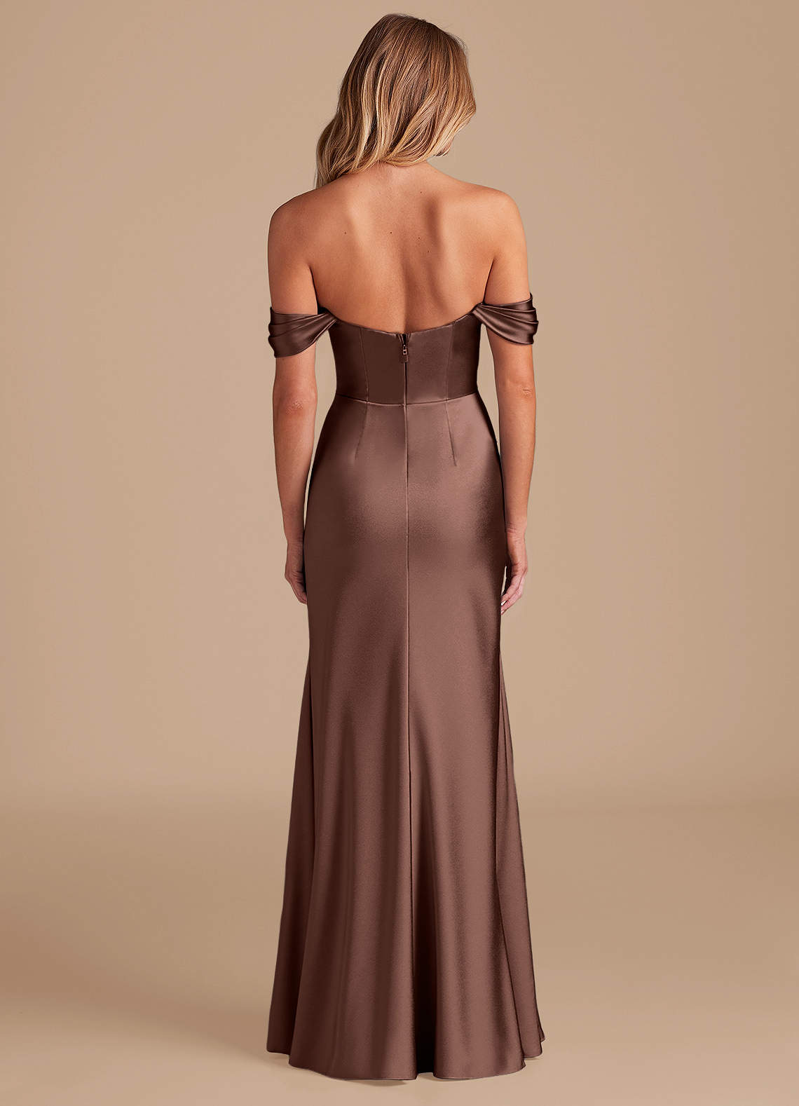 Azazie Saige Jurken voor bruidsmeisjes Converteerbaar Jurk van Metaalachtig Satijn met Kolom Off the Shoulder Espresso image4
