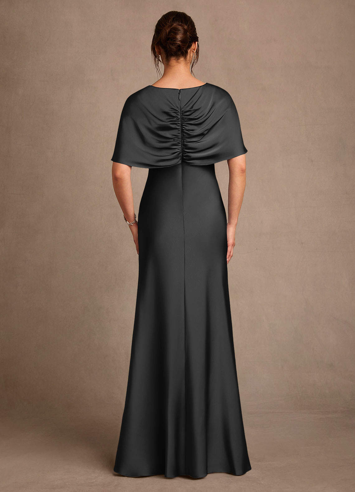 Azazie Dosia vestidos de madre de la novia Vestido de Negro de Satén Elástico de Corte Recto con Plisado image2