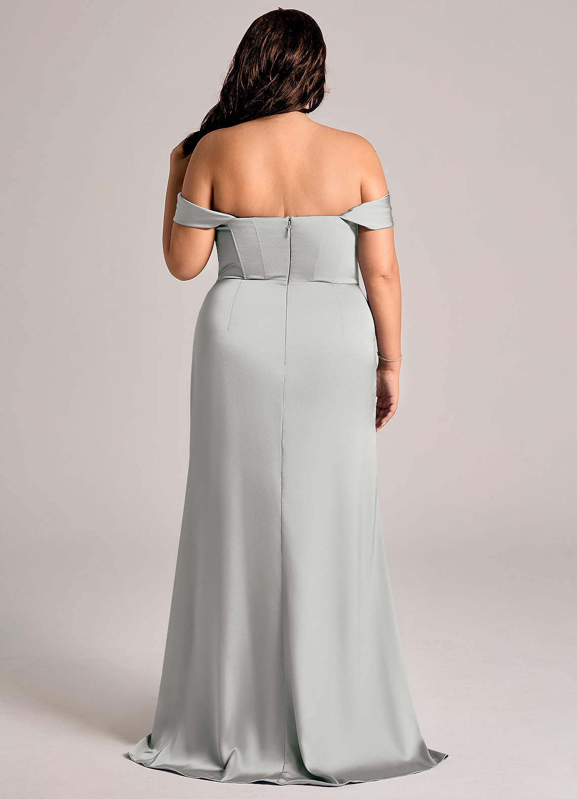 Azazie Johana Robes de demoiselle d'honneur Robe Sirène Convertible en Satin extensible Épaule décolletée Argent image8