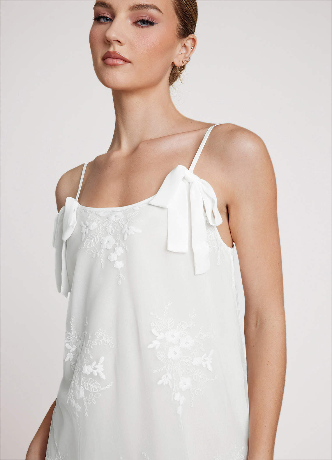 front Robe nuisette classique en satin et dentelle transparente