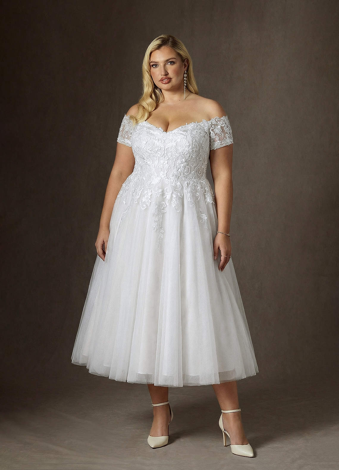 Azazie Rowe Vestidos de noiva Vestido Diamante Branco de Renda de Linha A com Fora do ombro image3