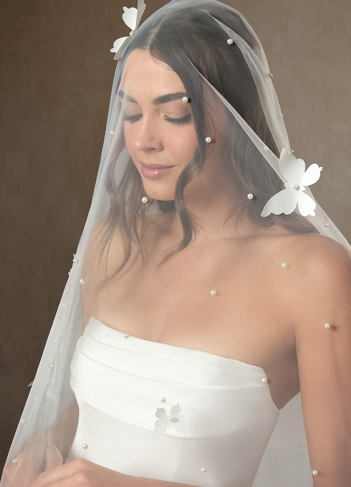 front Véu Blush Drapeado com Comprimento Catedral e Borboleta e Pérolas