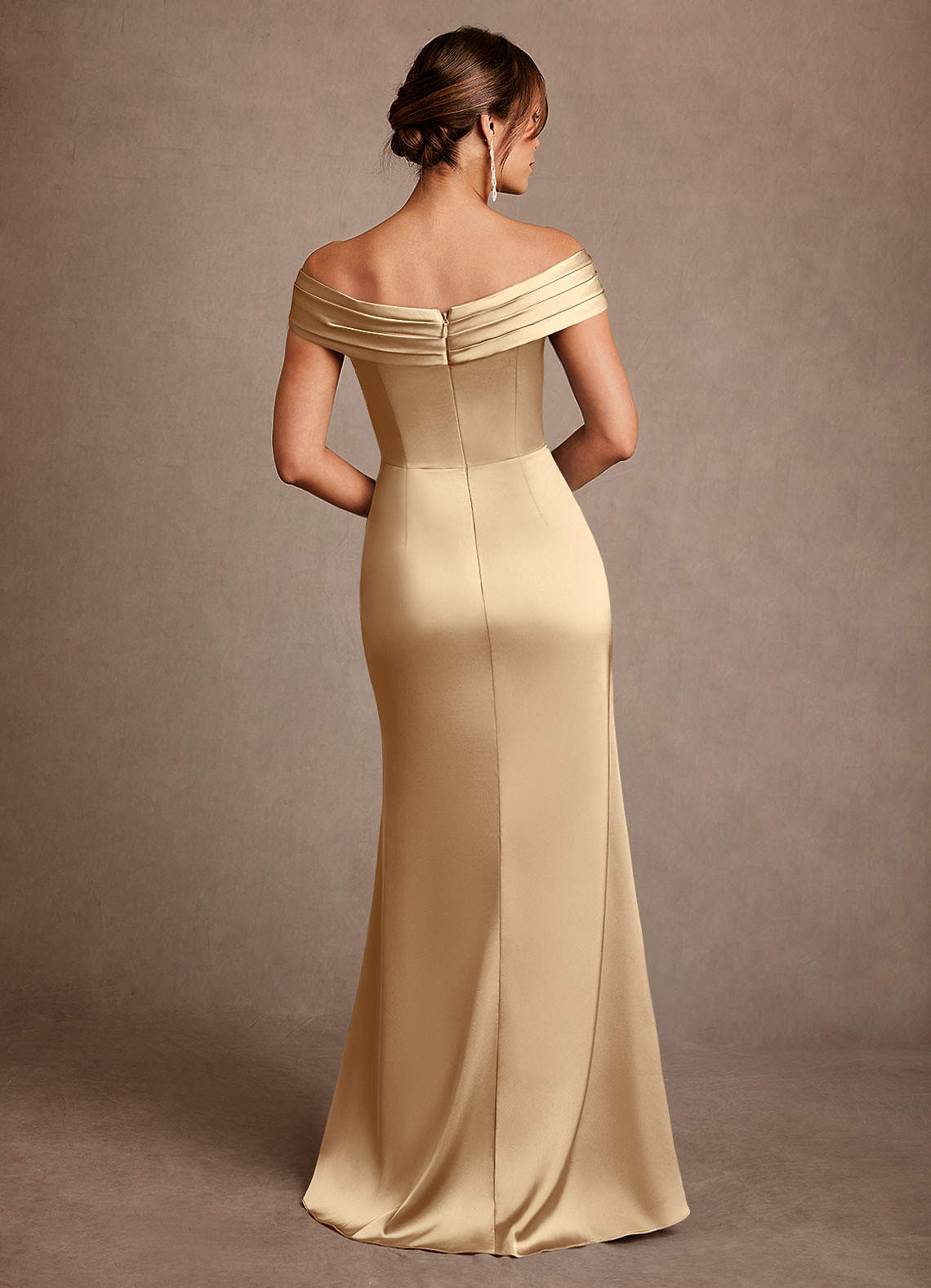 Azazie Bedford Mère de la mariée Robes Robe Fourreau en Satin extensible Plissée Champagne image2