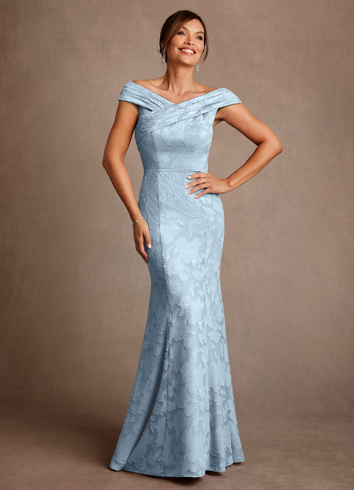 Azazie Aberdeen Abiti per la Madre della Sposa Abito Tubino in Burnout Floreale Plissettato Azzurro image1