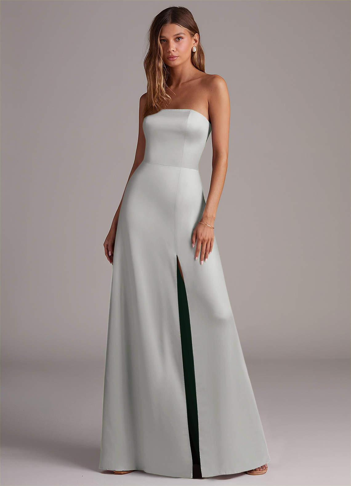 Azazie Wren Robes de demoiselle d'honneur Robe Trapèze Convertible en Satin extensible Sans bretelle Argent image1