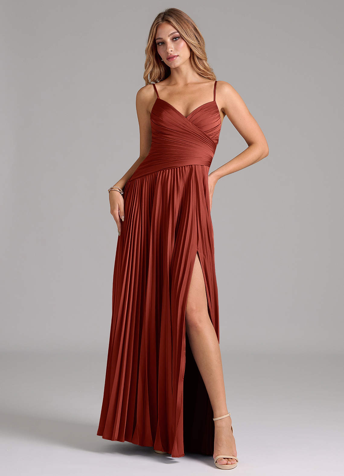 Azazie Vini Robes de demoiselle d'honneur Robe Trapèze en Satin extensible Plissée Terracotta image1