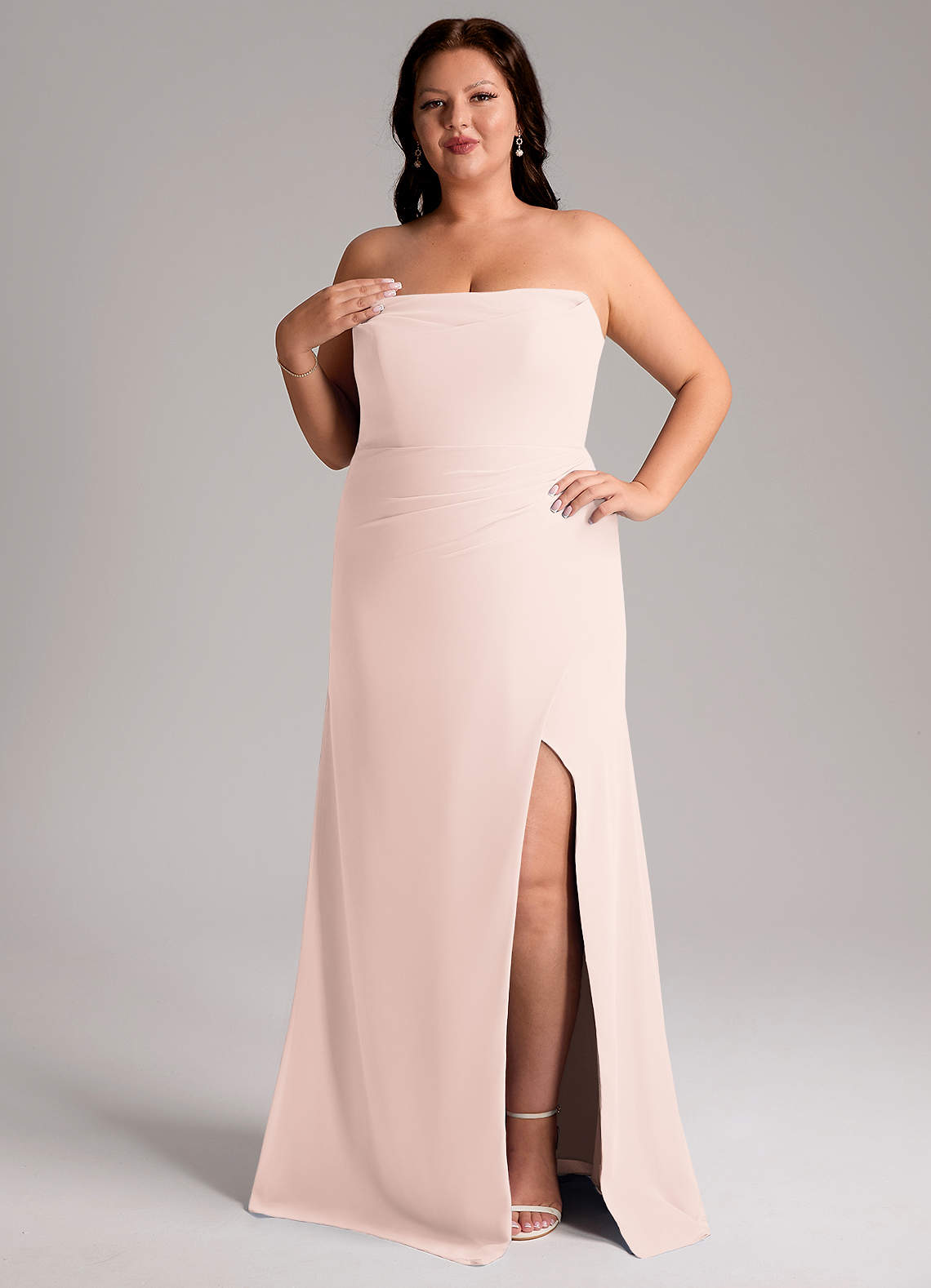 Azazie Leonis Vestidos de damas de honor Vestido de Pétalo De Rosa de Gasa de Corte Recto Convertible con Sin tirantes image11