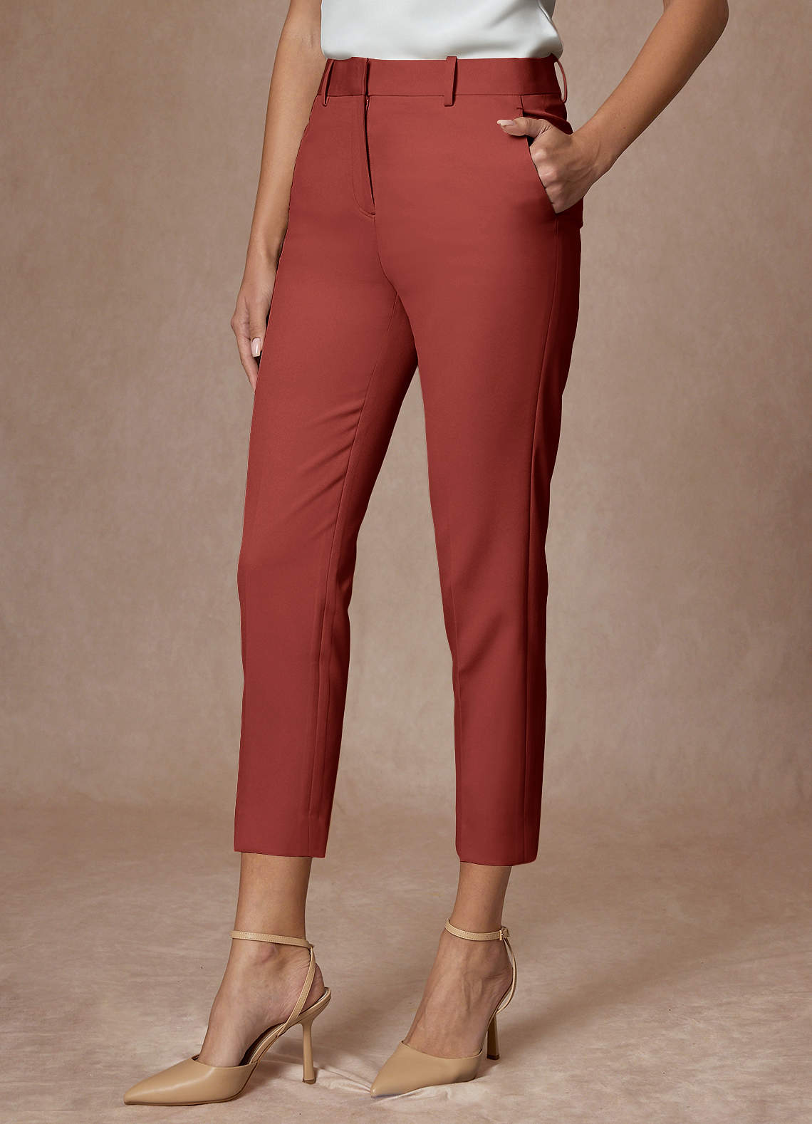 front Whitney Terracota Calças sociais cropped de alta performance com tecido refinado