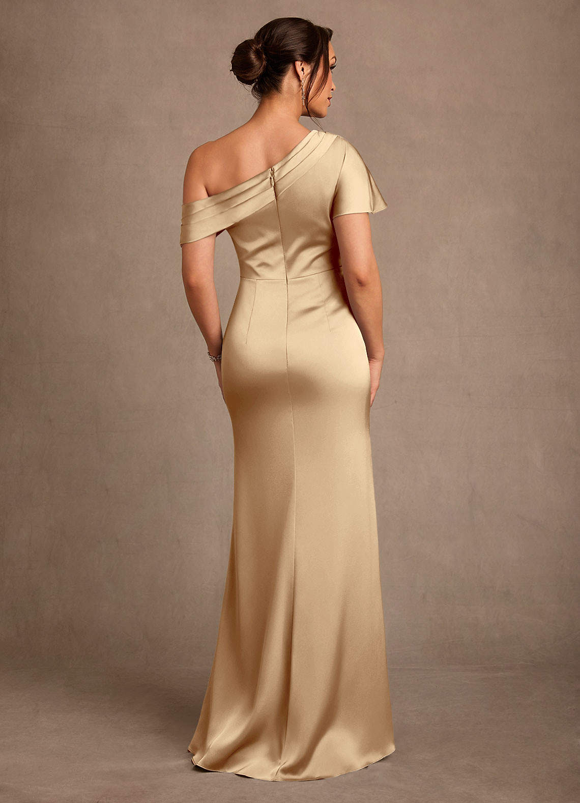 Azazie Rutha Mère de la mariée Robes Robe Fourreau en Satin extensible Une épaule Champagne image1