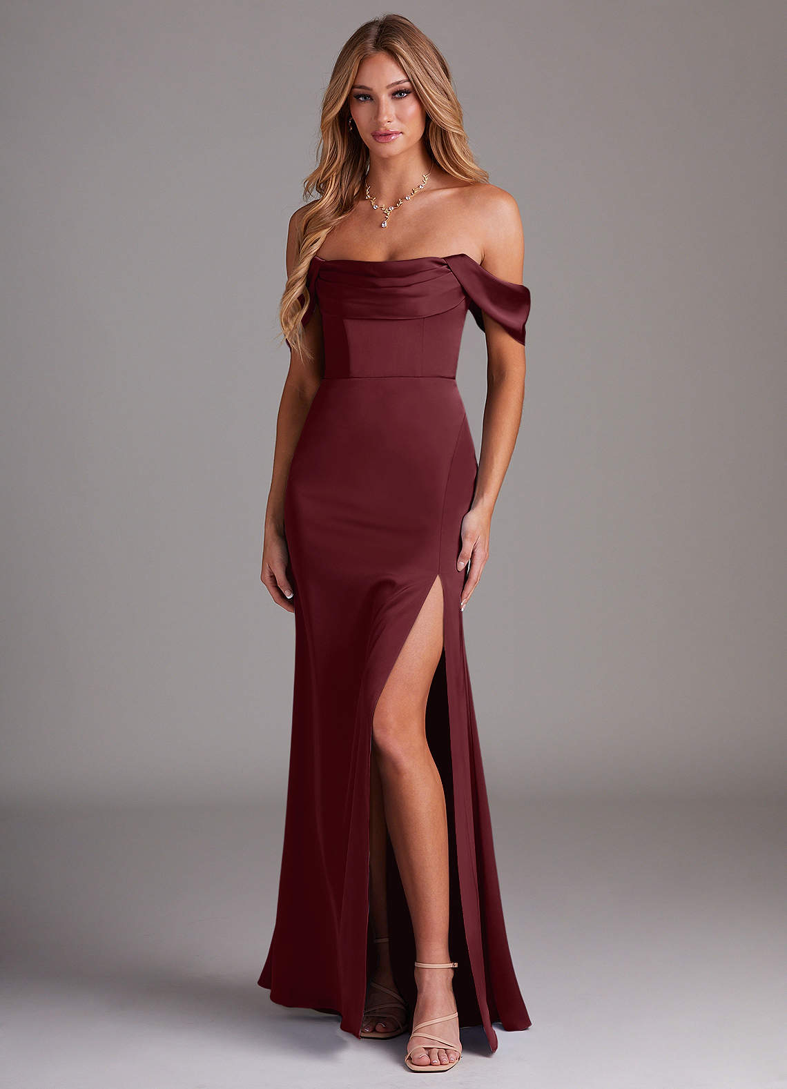 Azazie Saige Vestidos de madrinha de casamento Vestido Cabernet de Cetim elástico de Bainha com Fora do ombro image4