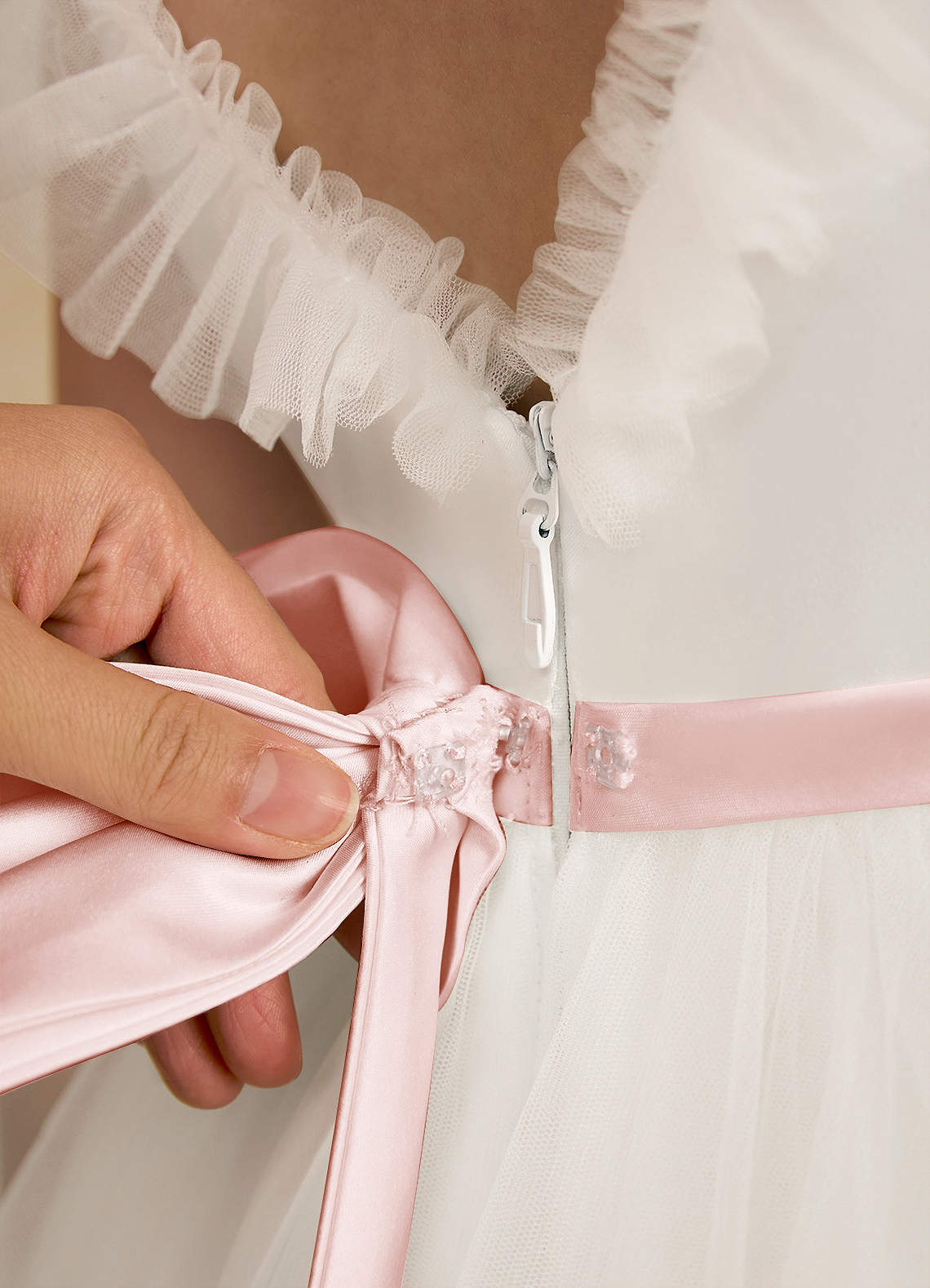 Azazie Amber Robe Demoiselle D'honneur Fillette Robe Trapèze en Tulle Arc Ivoire Rose Rougissant image5