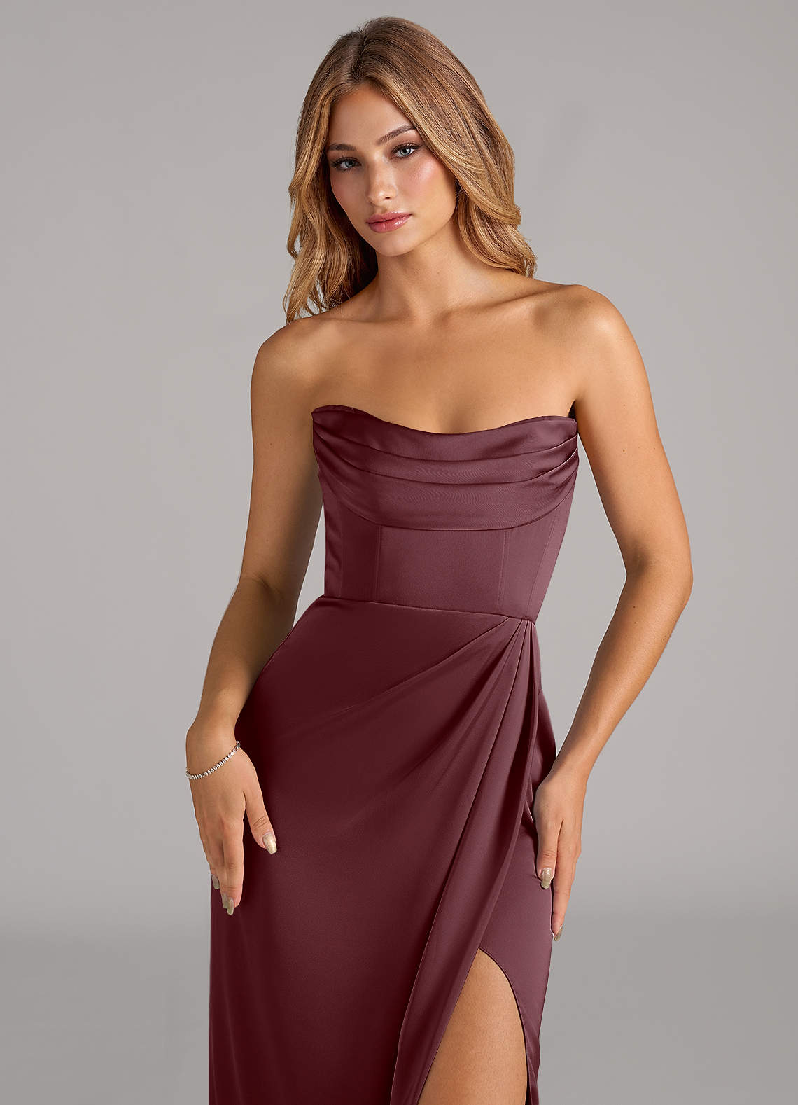 Azazie Johana Robes de demoiselle d'honneur Robe Sirène Convertible en Satin extensible Épaule décolletée Sangria image1