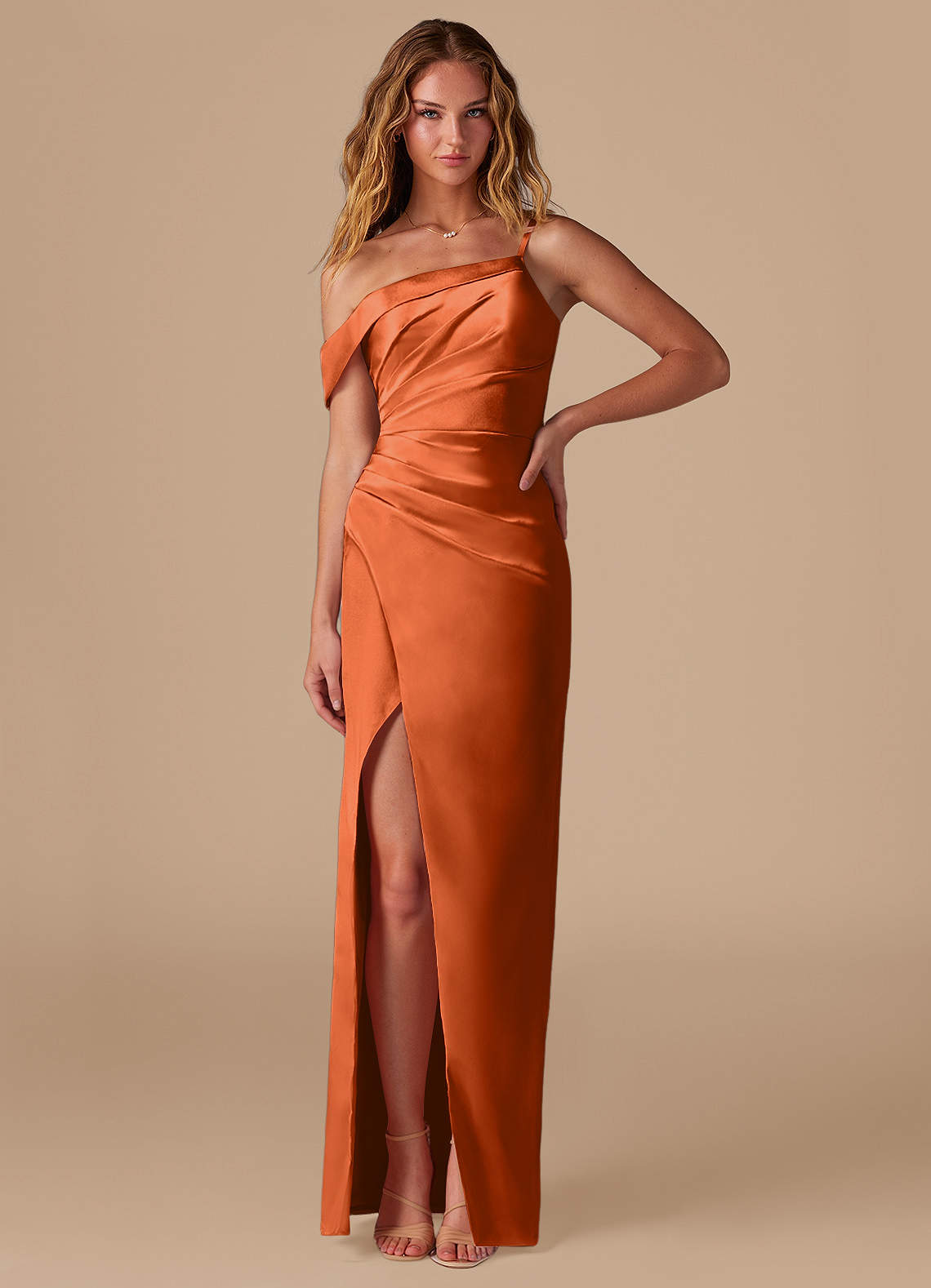 Azazie Lia Brautjungfernkleider Etui Schulterfrei Metallischer Satin Kleid Gebranntes Orange image1