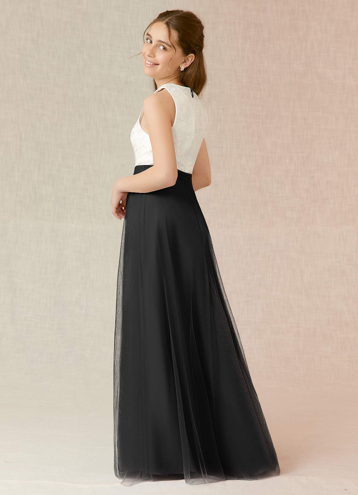 Azazie Albertine Junior Vestido de Negro de Gasa de Corte en A con Encaje image1