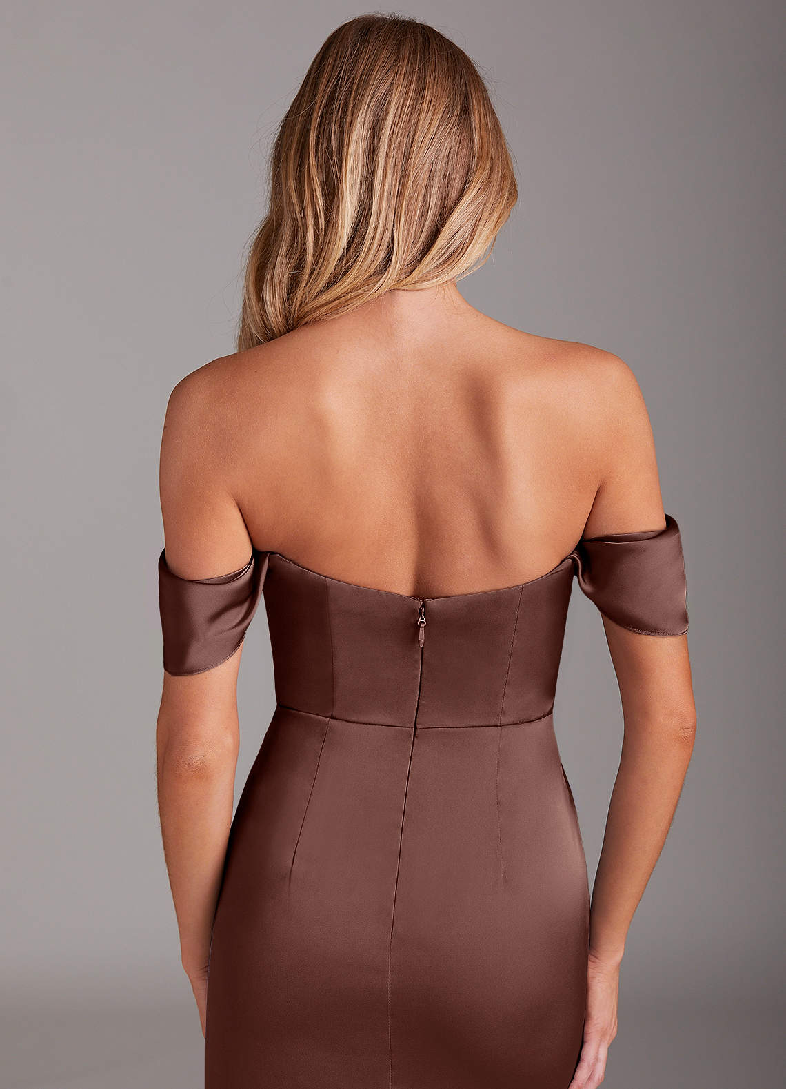 Azazie Saige Vestidos de madrinha de casamento Vestir Café Expresso de Cetim elástico de Bainha com Fora do ombro image8