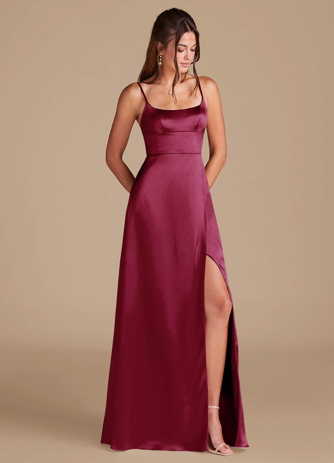 Azazie Halsey Brautjungfernkleider A-Linie Seitliche Cut-Outs Metallischer Satin Kleid Burgunderrot image1