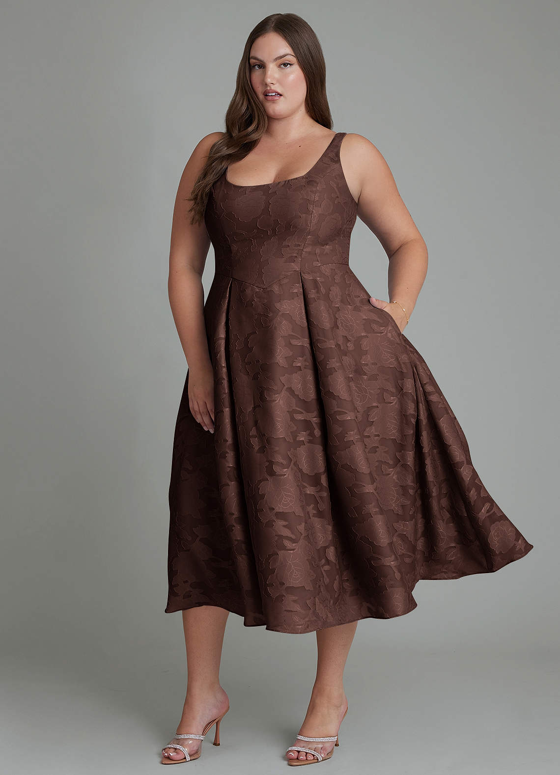 Azazie Amalie Robes de demoiselle d'honneur Robe Trapèze en Blumen-Burnout Plissé Ganache image1