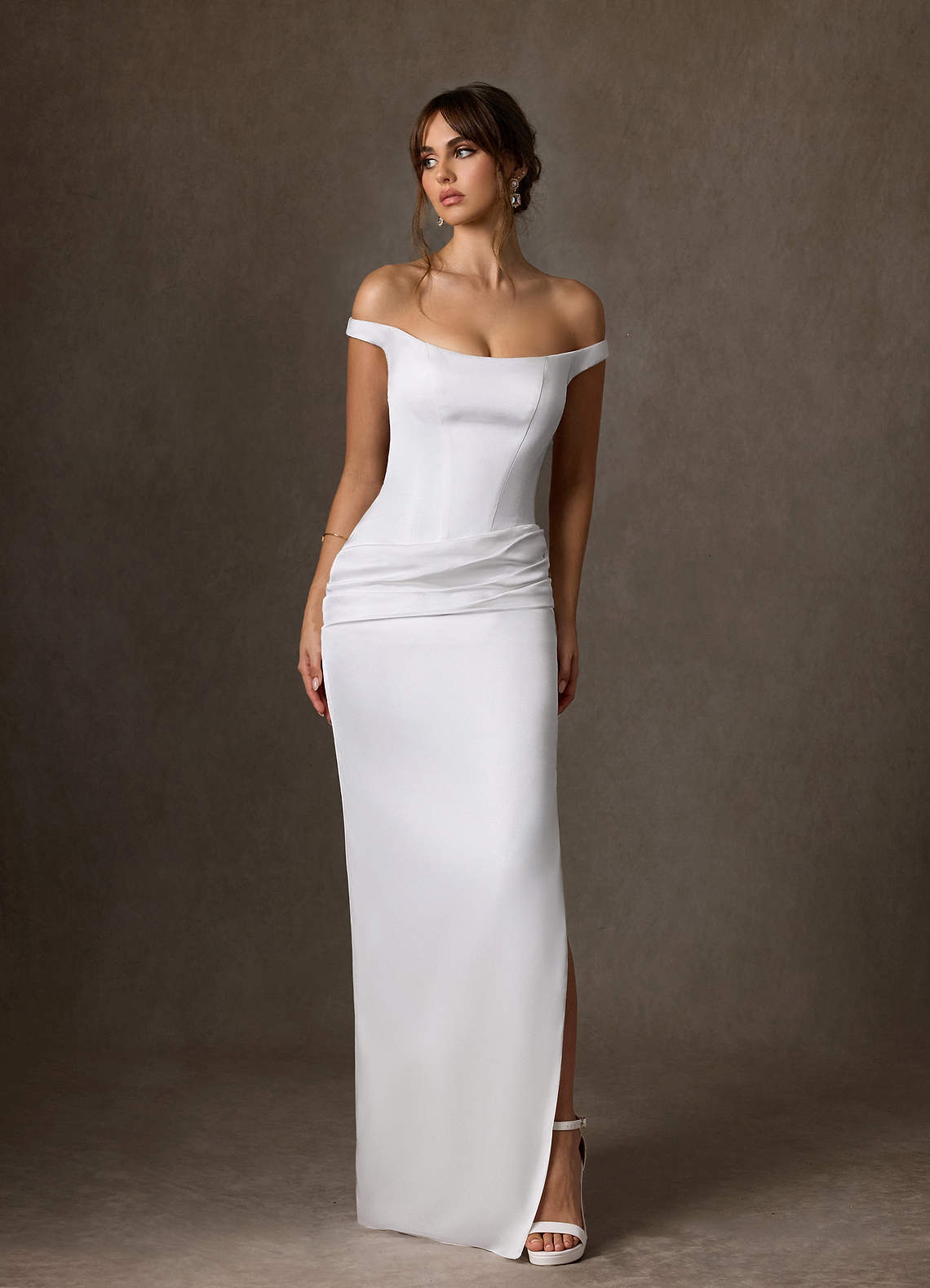 Azazie Marcia Vestidos de noiva Vestido Diamante Branco de Cetim elástico de Bainha com Fora do ombro image3